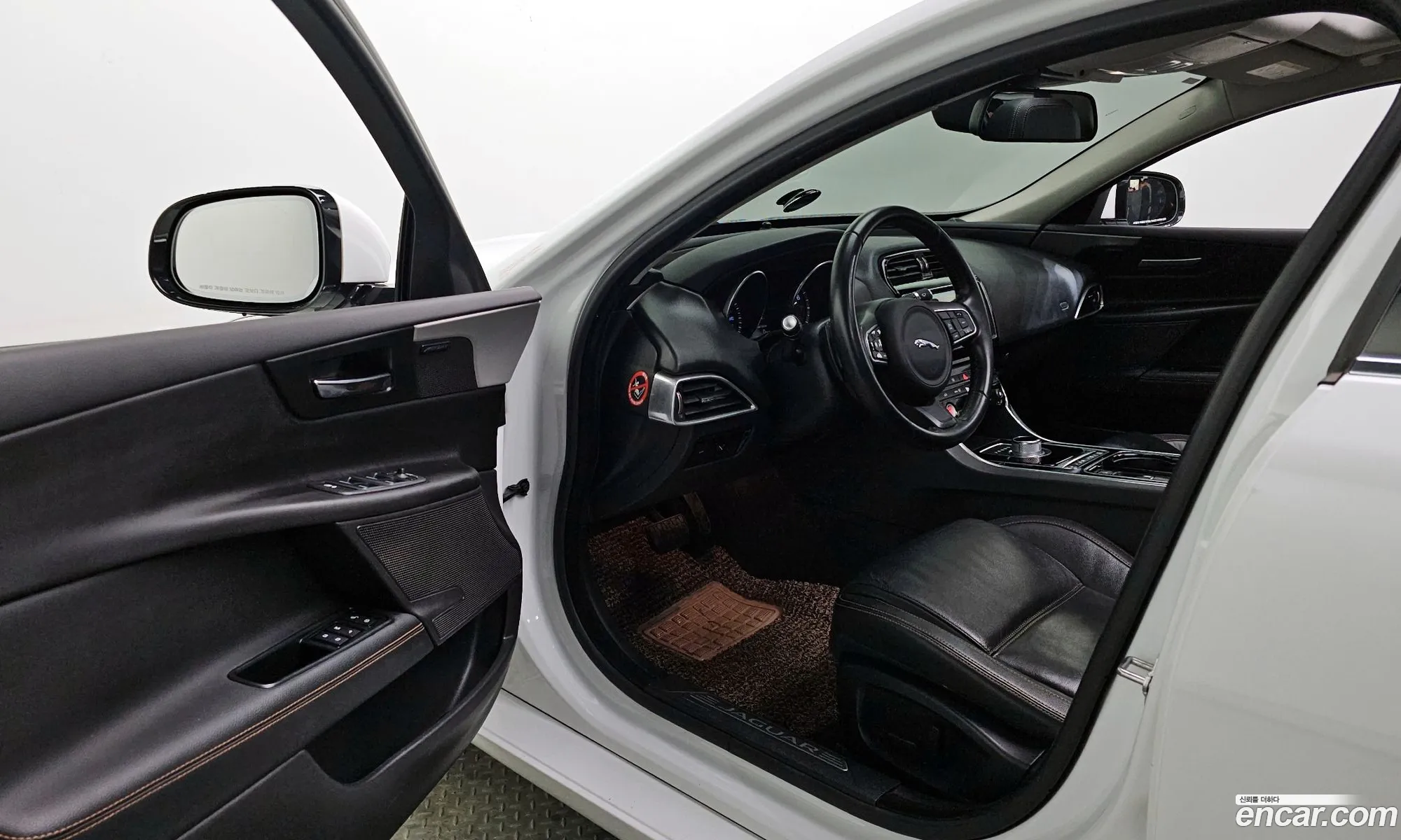Jaguar XE 2015 — 12