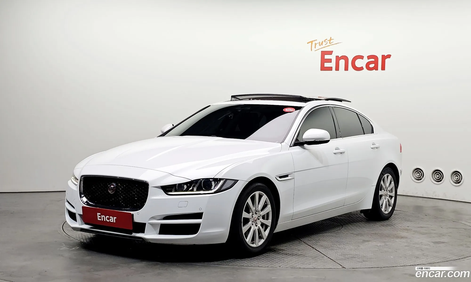 Jaguar XE 2015 — 17