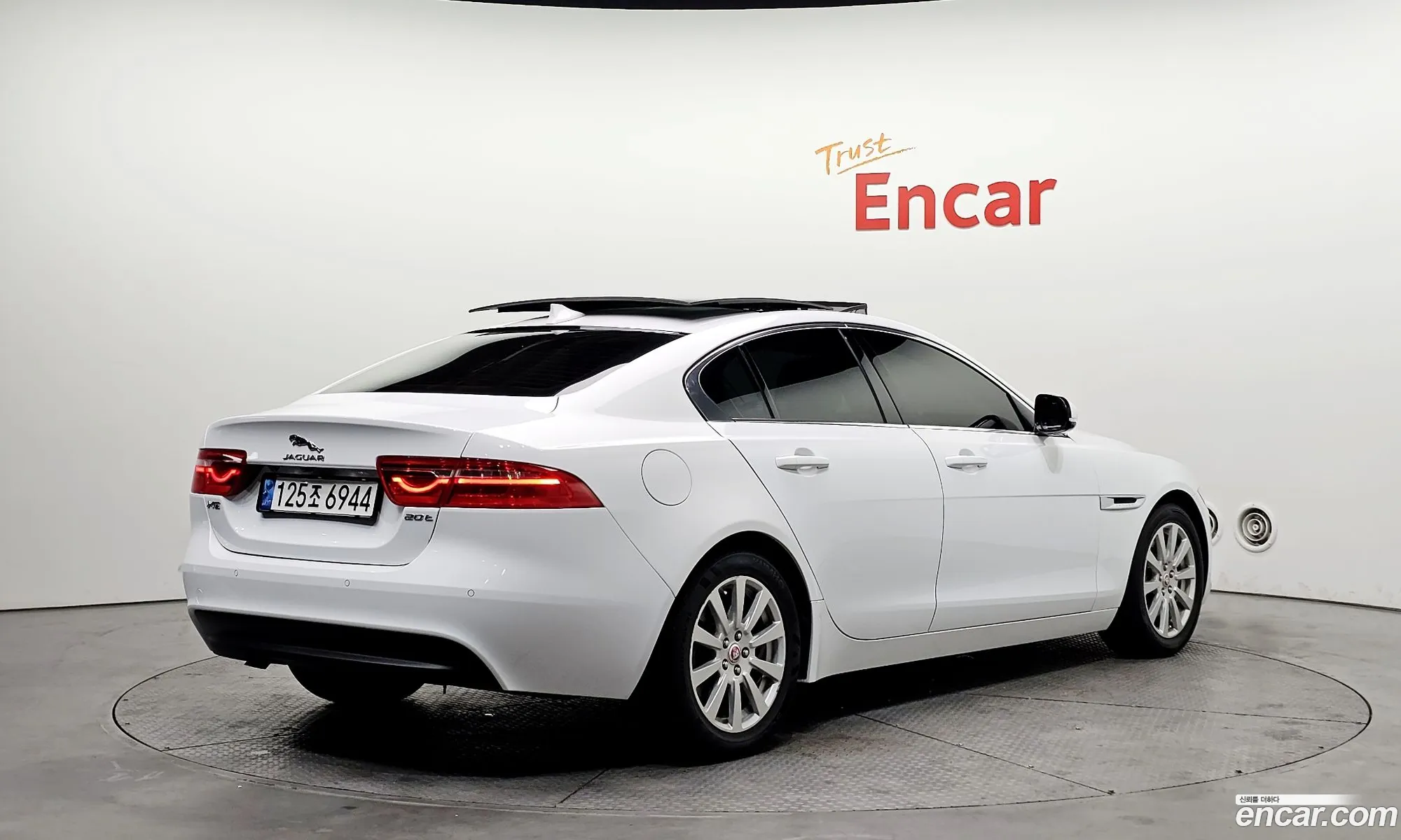 Jaguar XE 2015 — 19