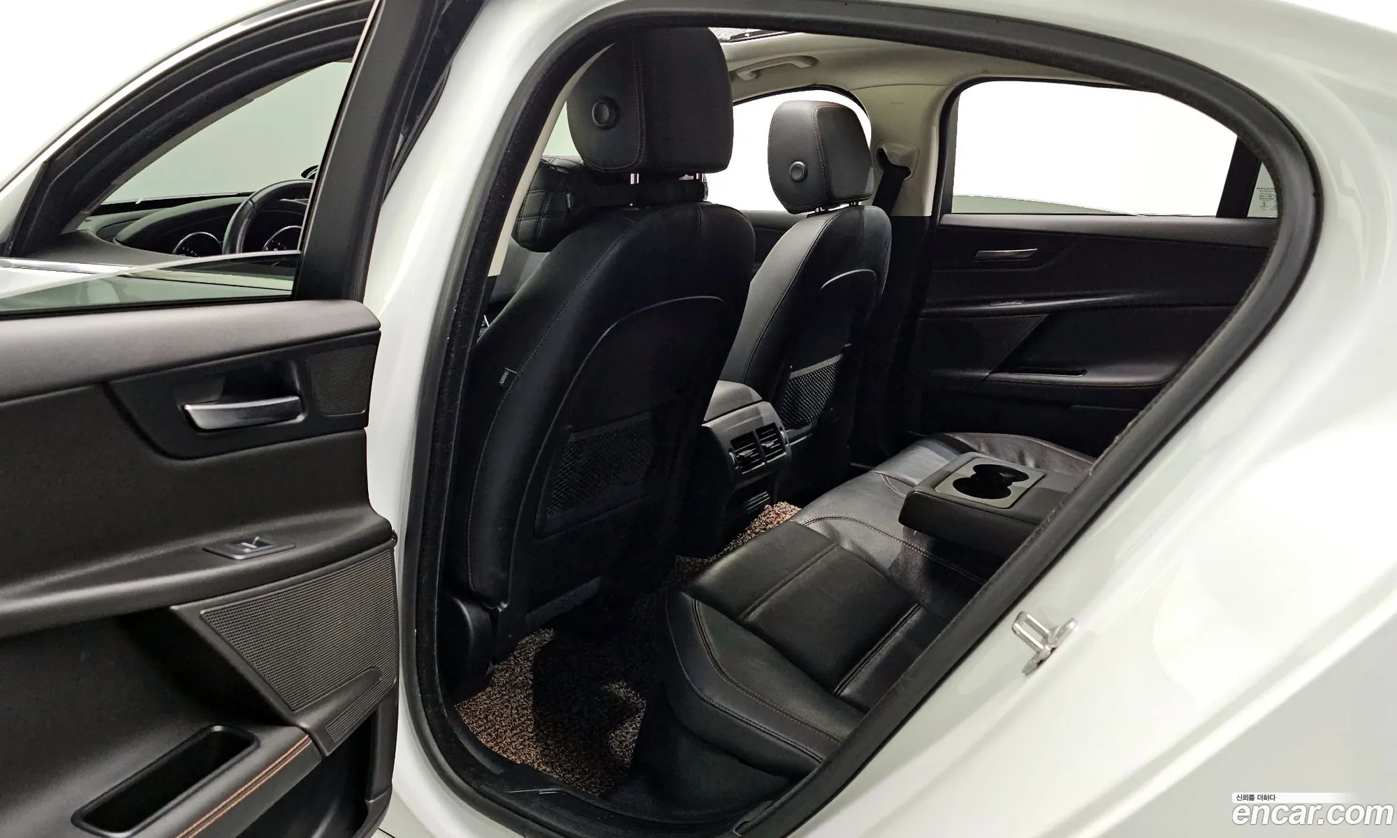 Jaguar XE 2015 — 9