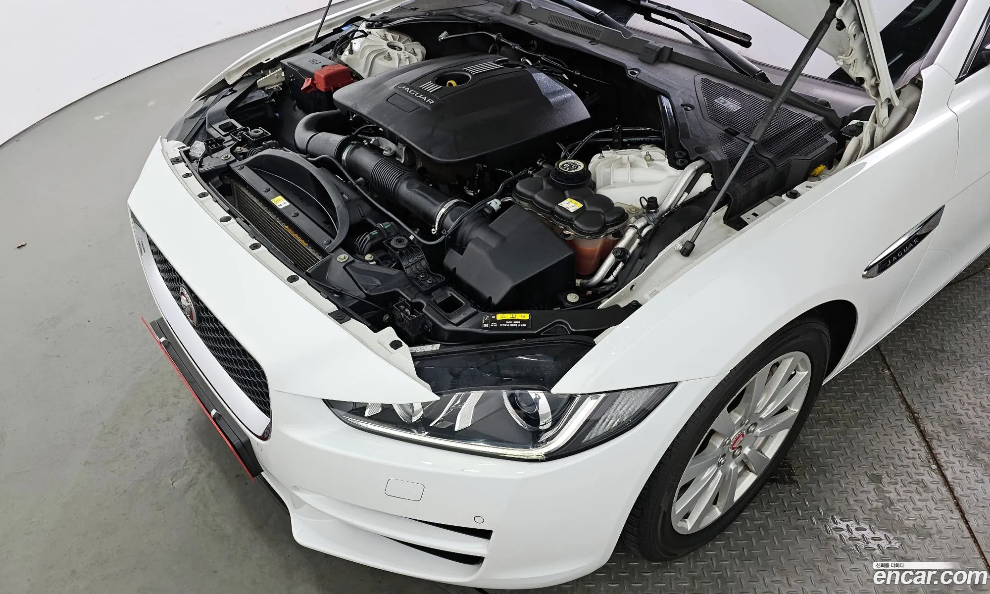 Jaguar XE 2015 — 14
