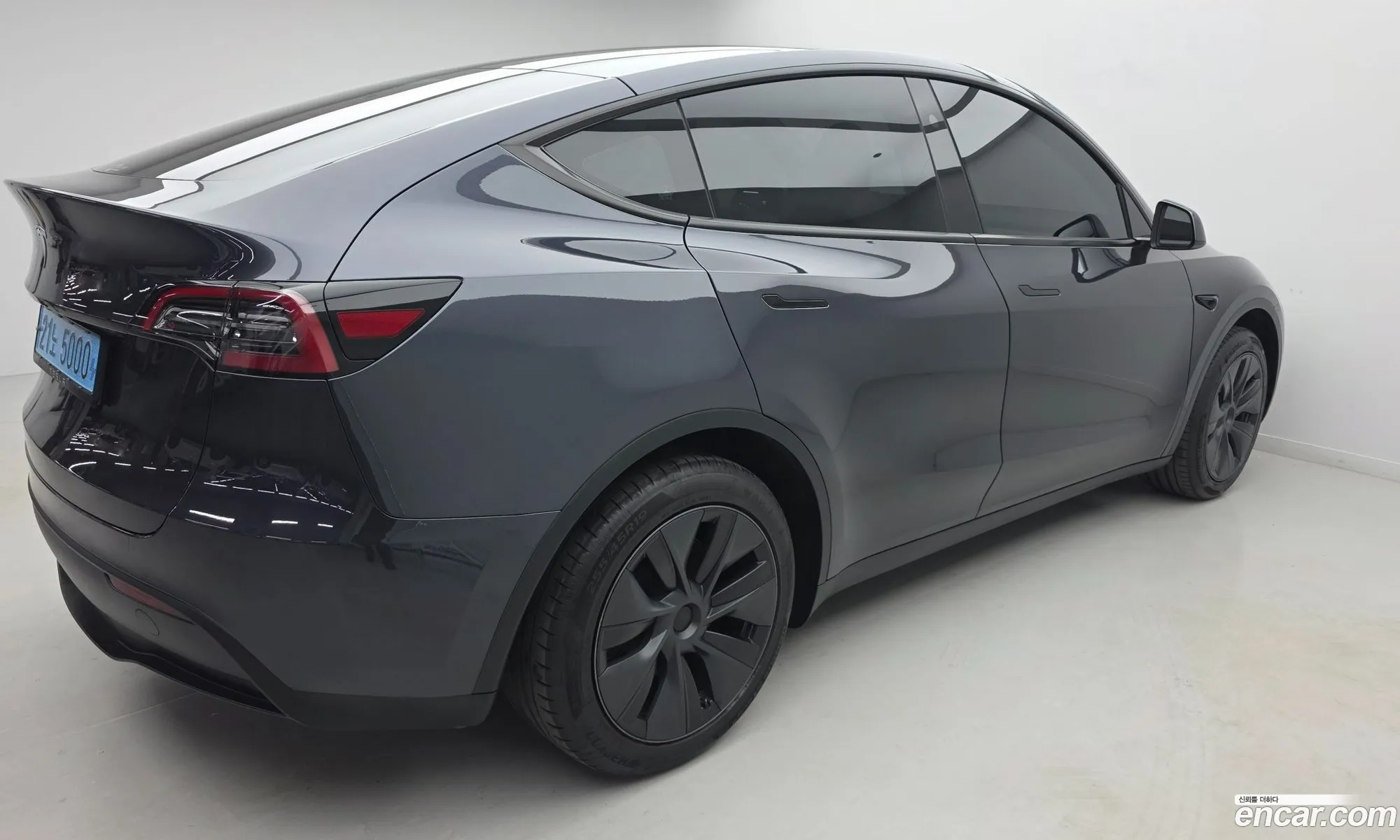Tesla Model Y 2025 — 18