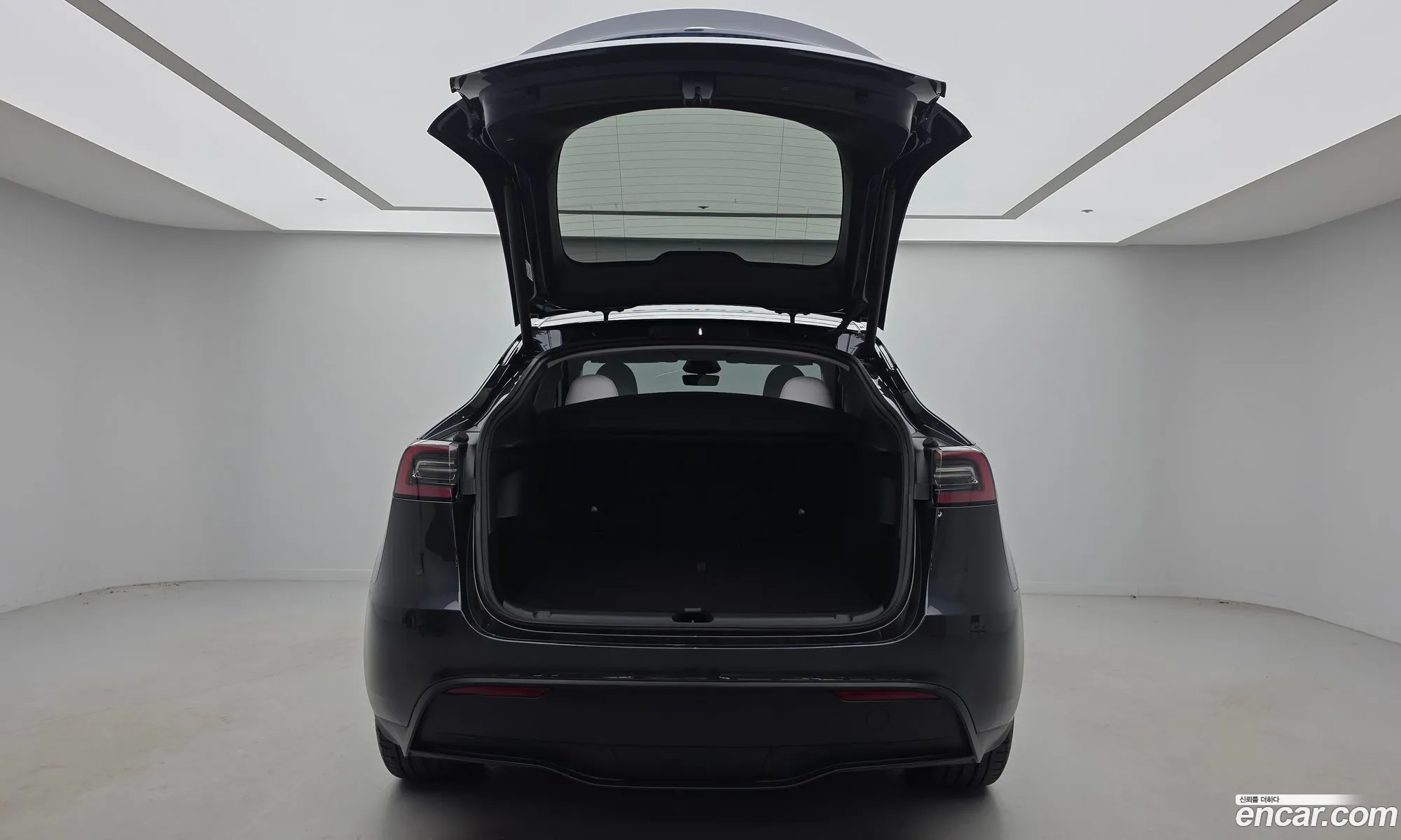 Tesla Model Y 2025 — 12
