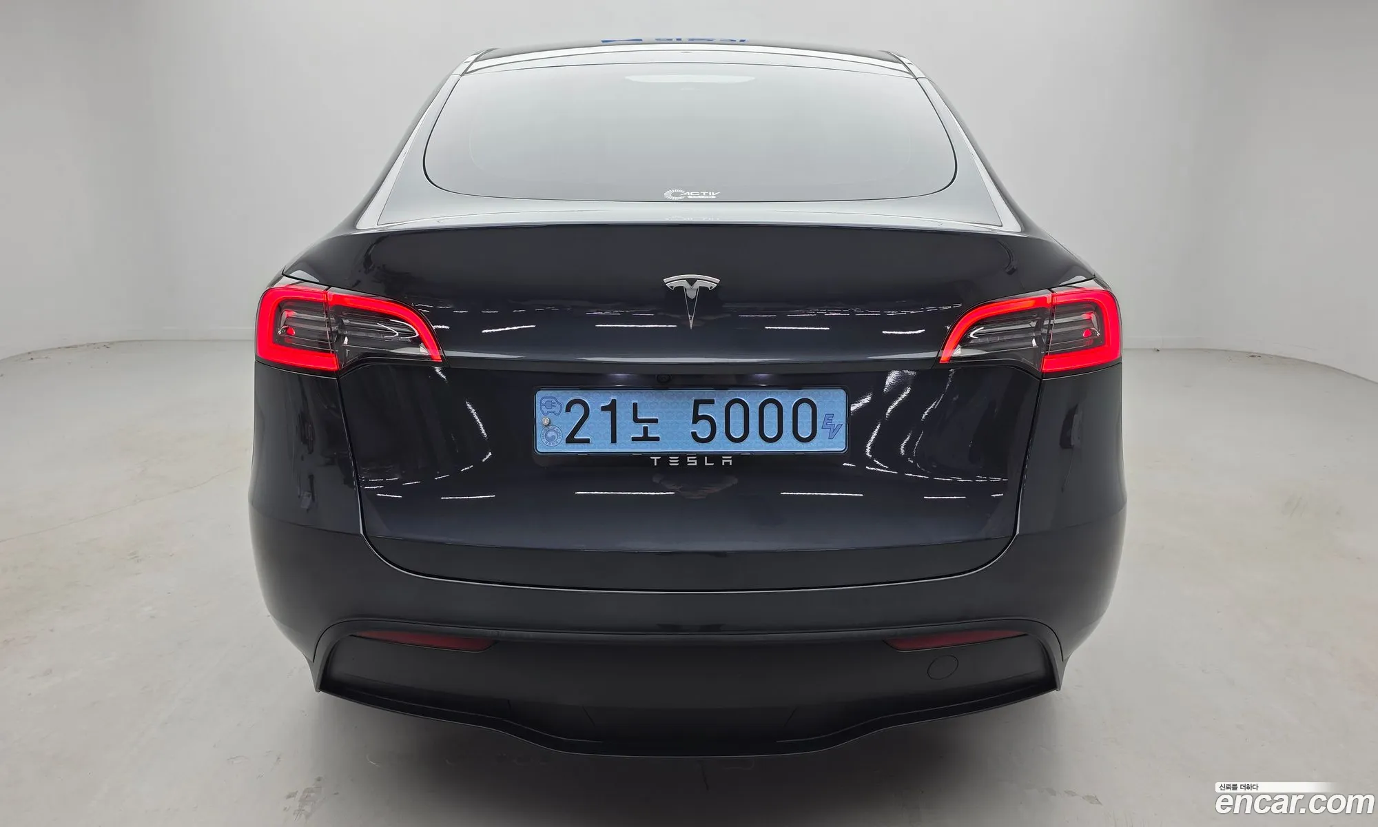 Tesla Model Y 2025 — 2