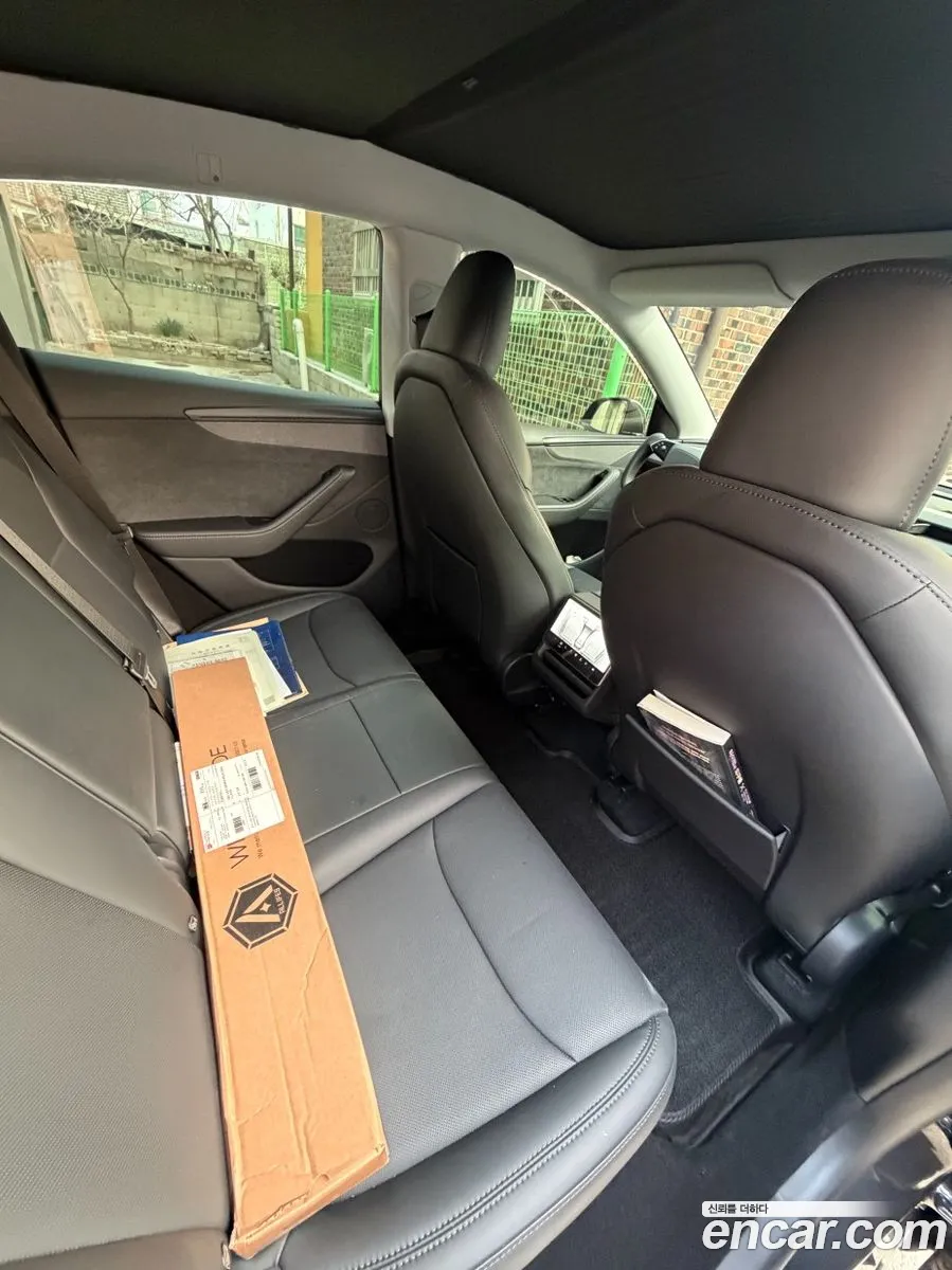 Tesla Model Y 2025 — 2