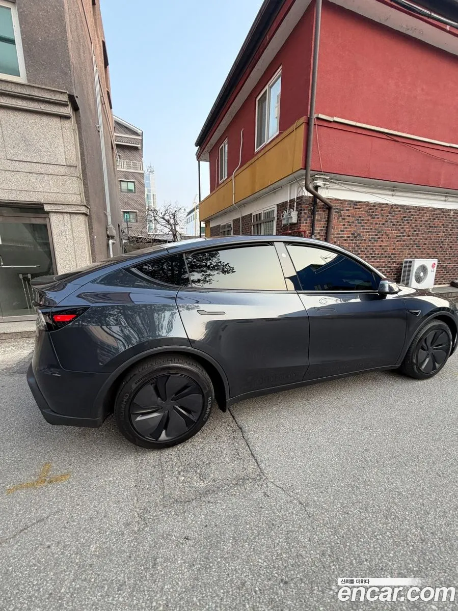 Tesla Model Y 2025 — 5