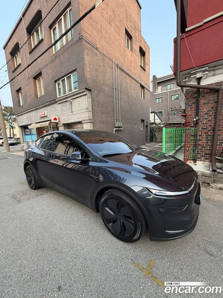 Tesla Model Y 2025 — 10