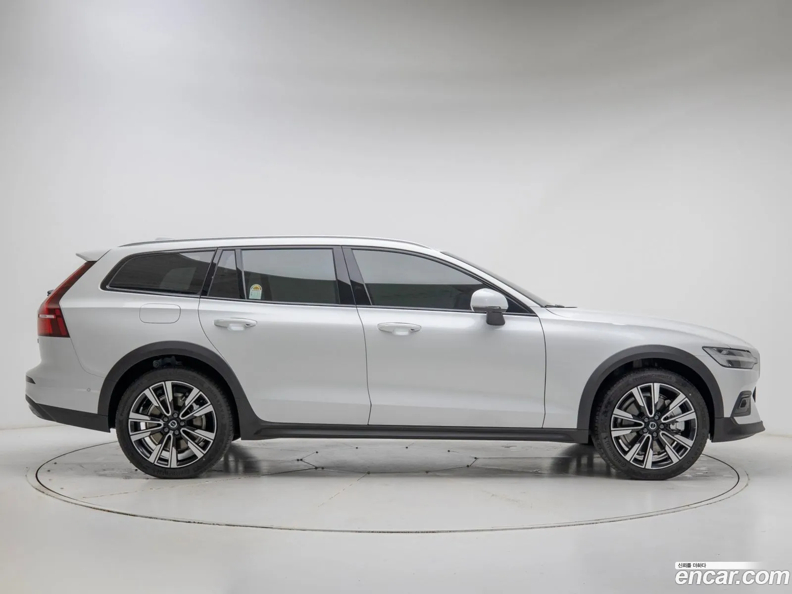 Volvo V60 Cross Country 2025 — 17