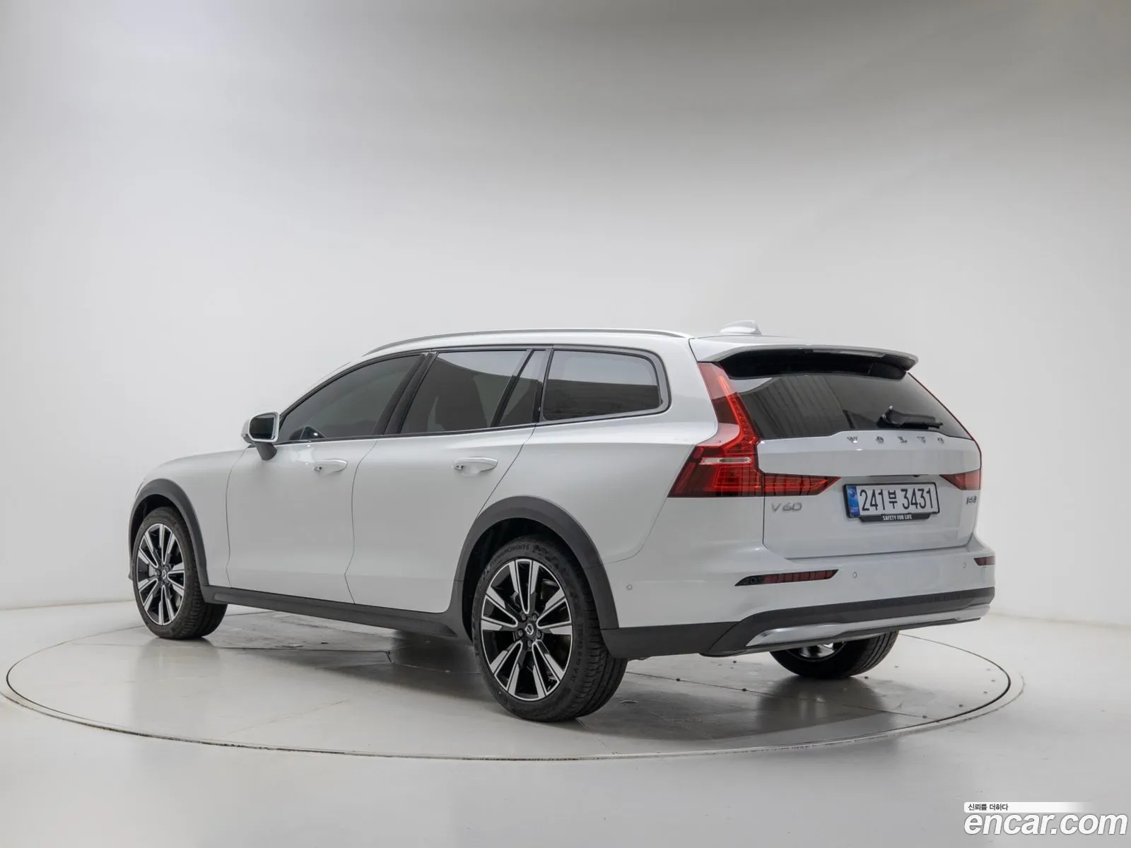 Volvo V60 Cross Country 2025 — 16