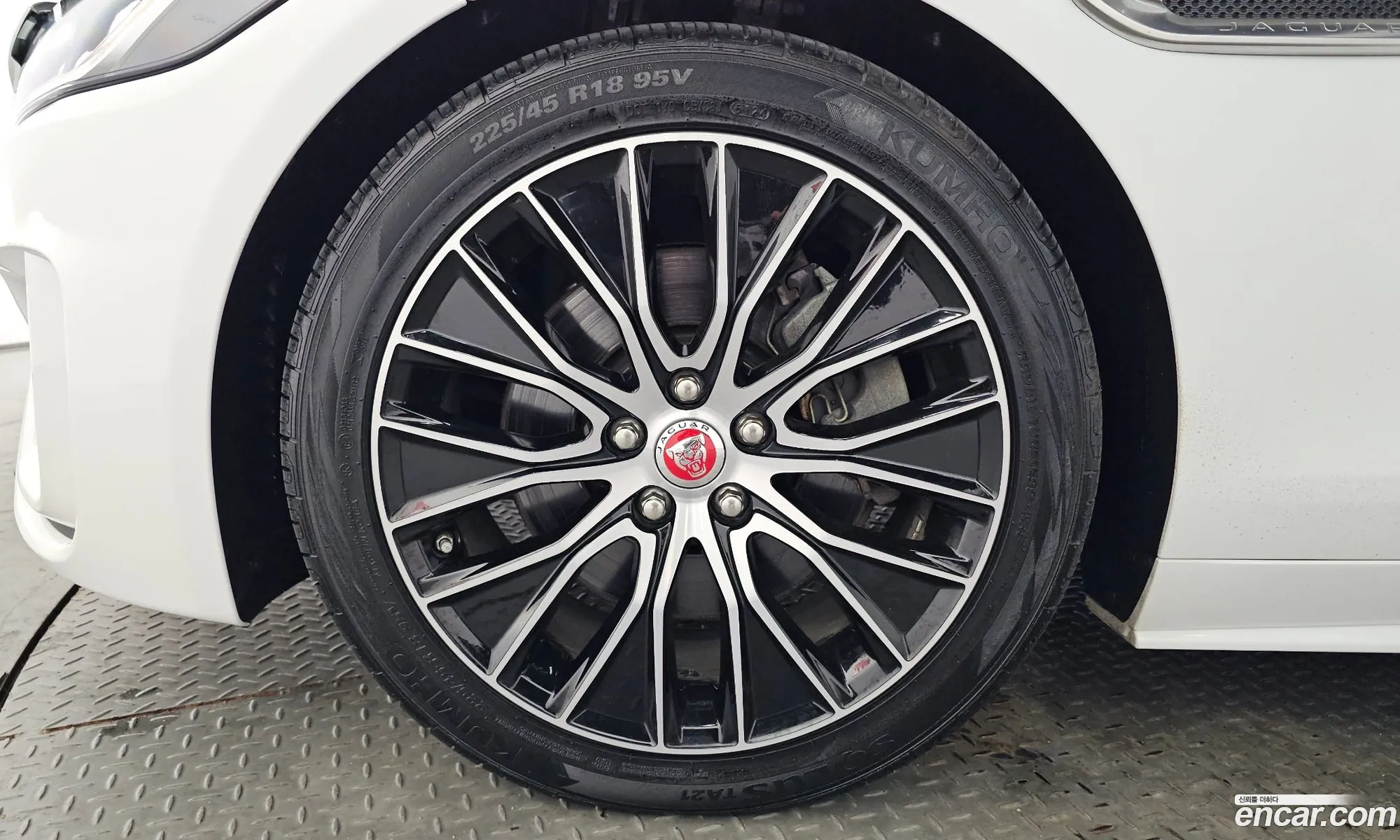 Jaguar XE 2020 SAJAB4BN0LCP65910 — 19