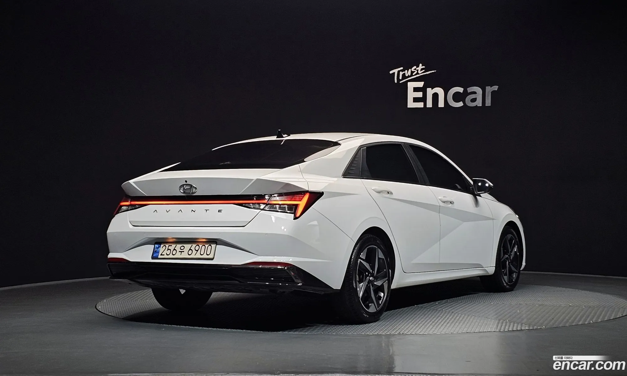 Hyundai Elantra Hybrid 2020 — 11