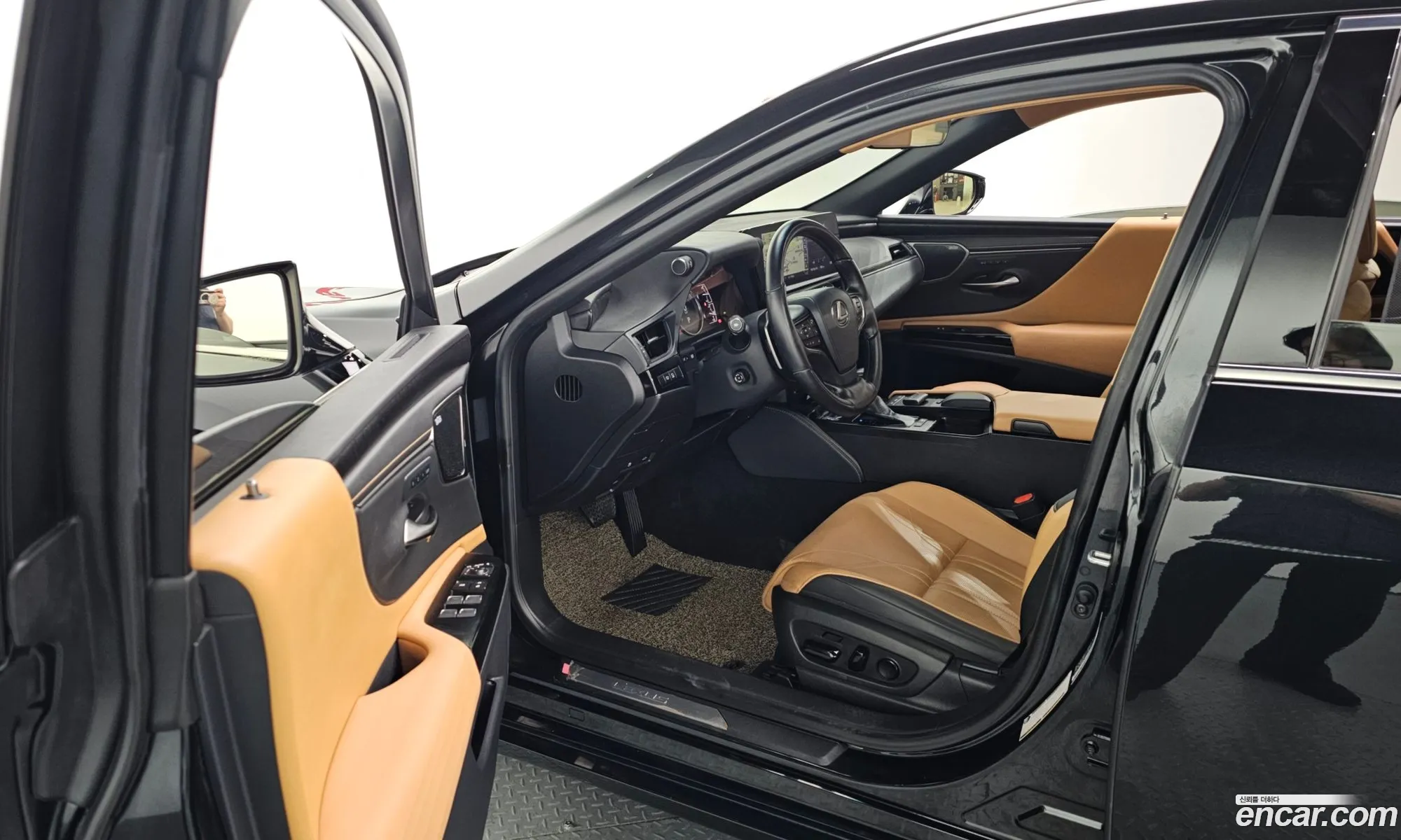 Lexus ES300h 7th Gen 2022 JTHBA1C17N2011166 — 4