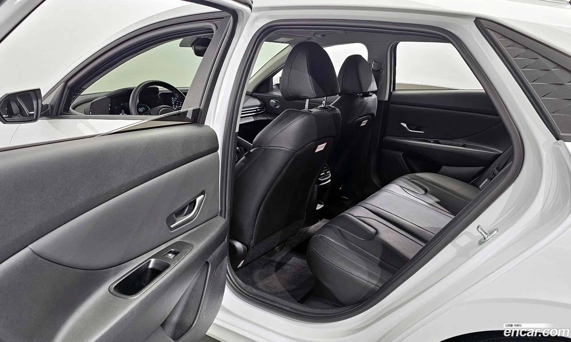 Hyundai Elantra Hybrid 2024 — 20