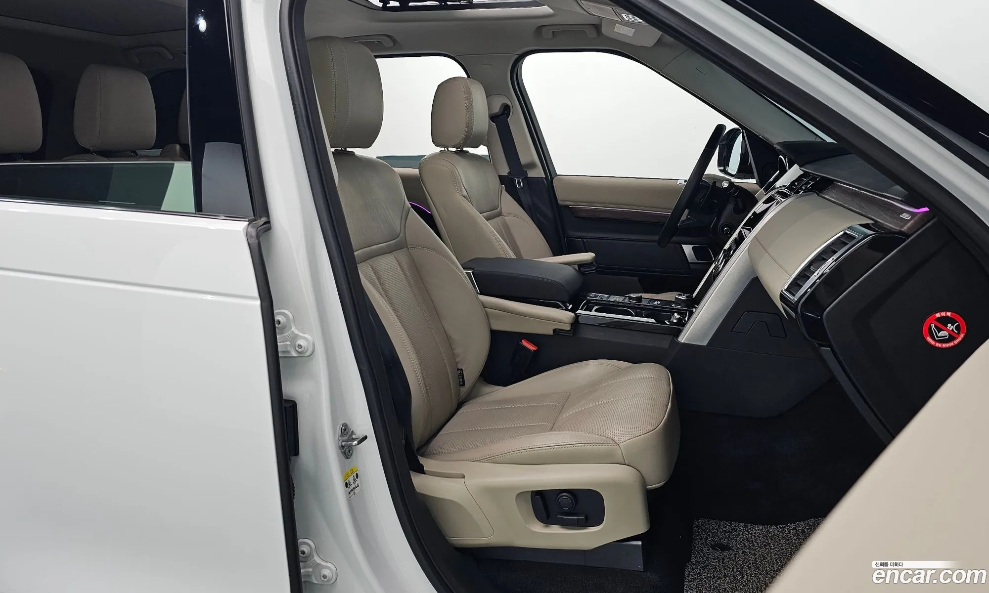 Land Rover Discovery 5 2017 SALRA2BK4HA039218 — 3