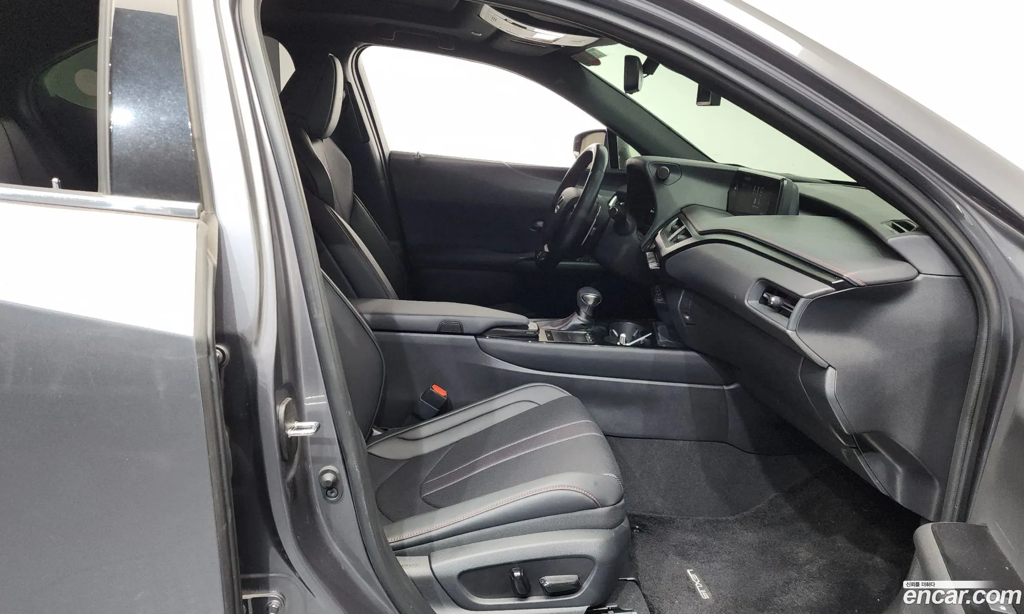 Lexus UX250h 2020 JTHR6JBH8L2065863 — 4