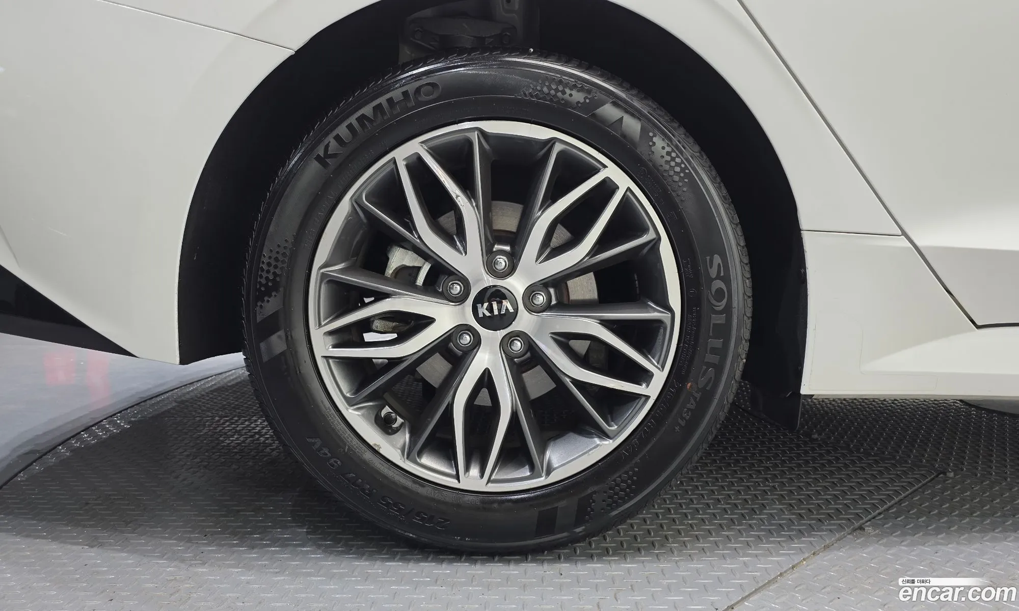 Kia K5 2021 KNAG241ABMA117528 — 10