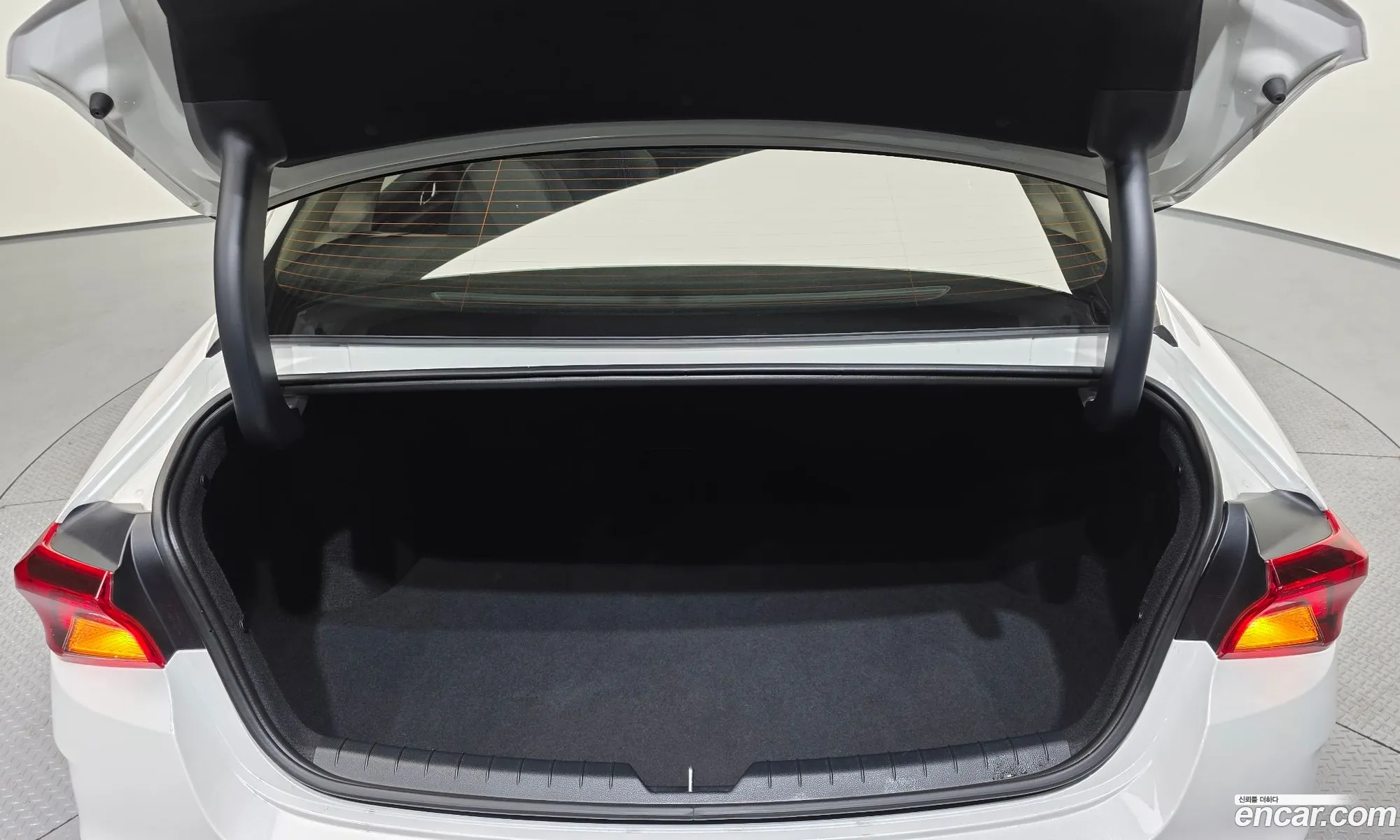 Kia K5 2021 KNAG241ABMA117528 — 8