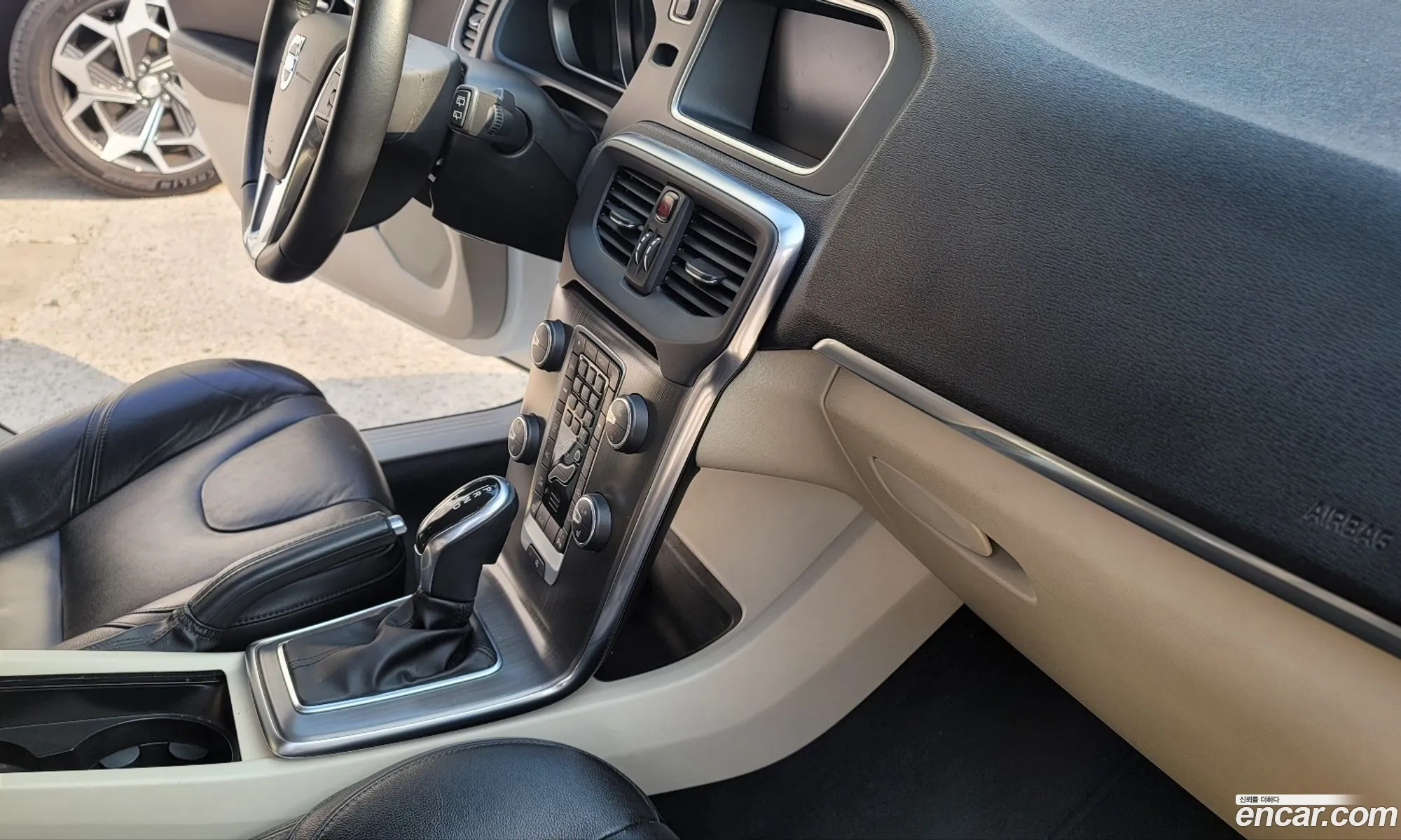 Volvo V40 2016 — 18