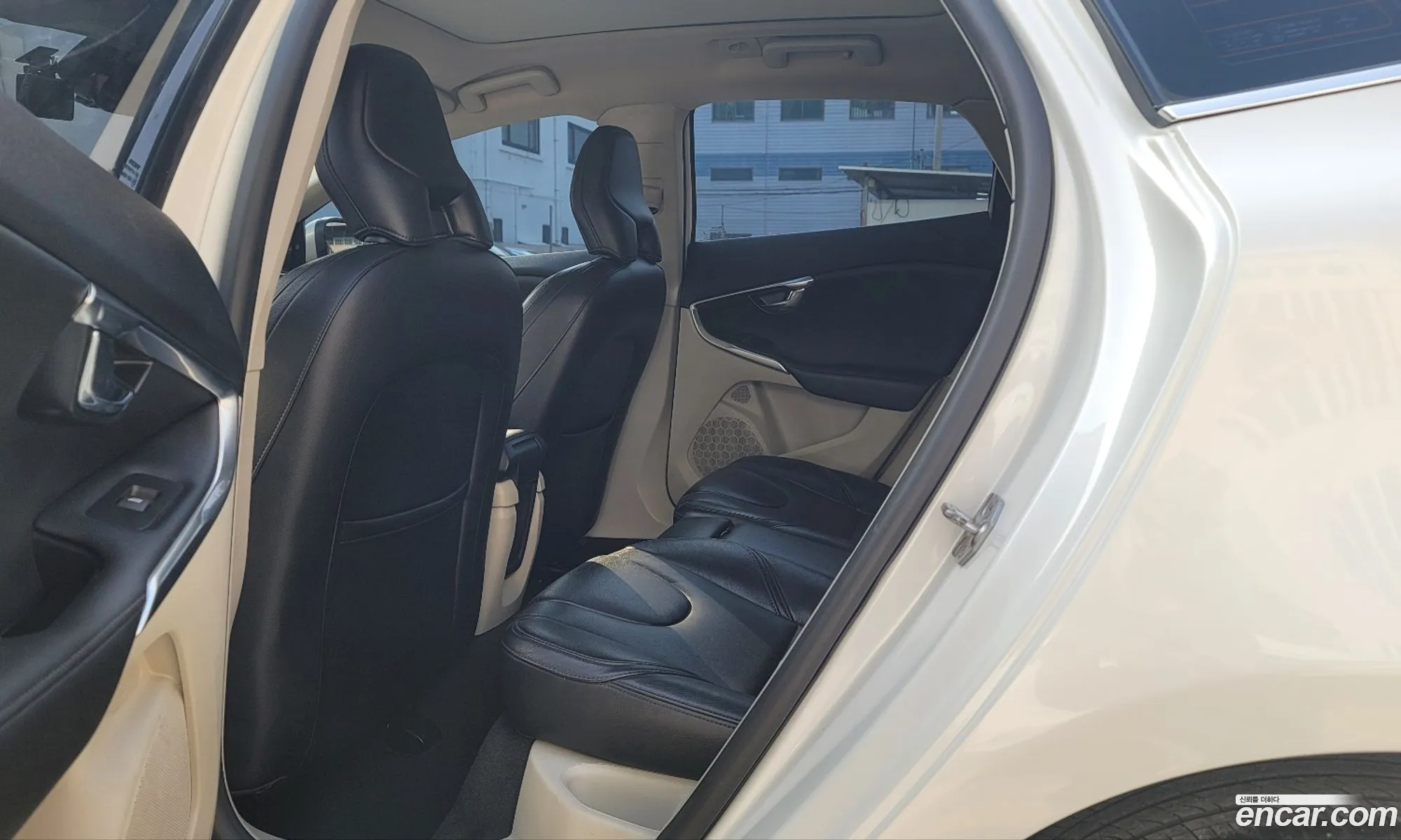 Volvo V40 2016 — 12