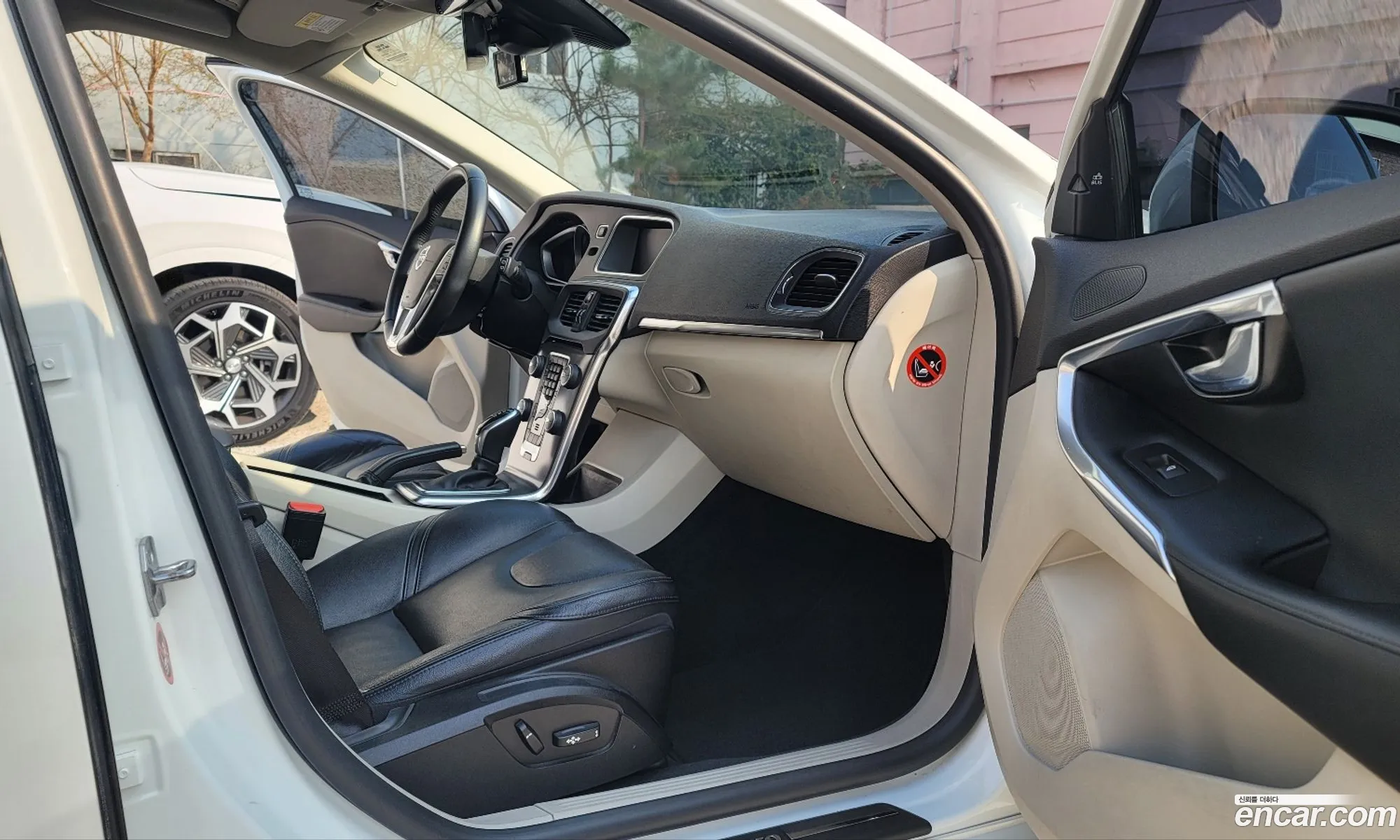 Volvo V40 2016 — 11