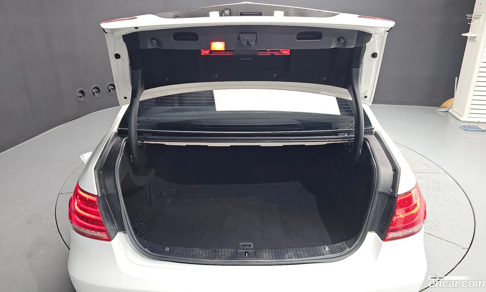 Mercedes-Benz E-Class W212 2014 WDDHF8BB8EB052072 — 9