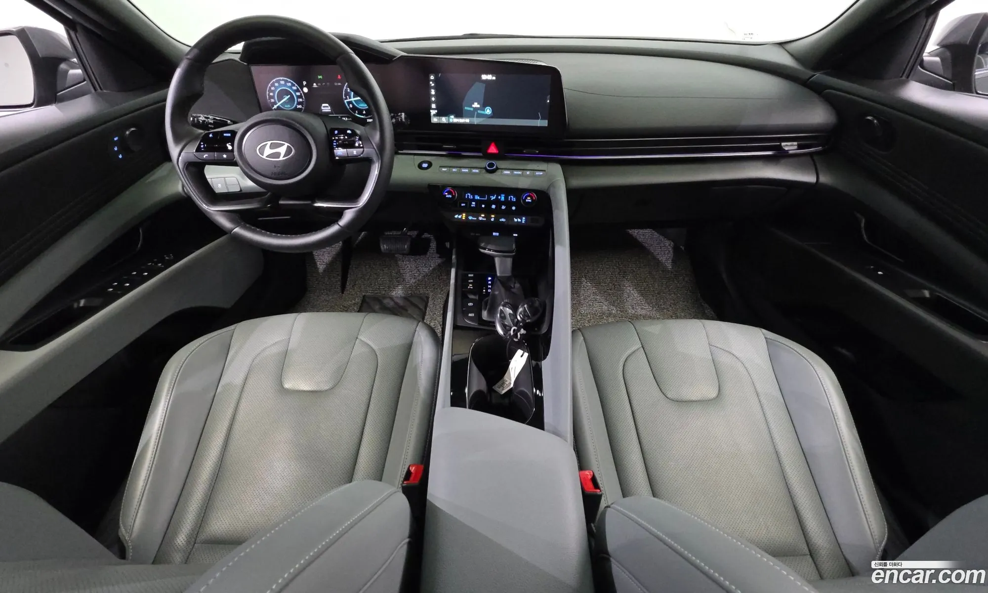 Hyundai Elantra 2025 — 4