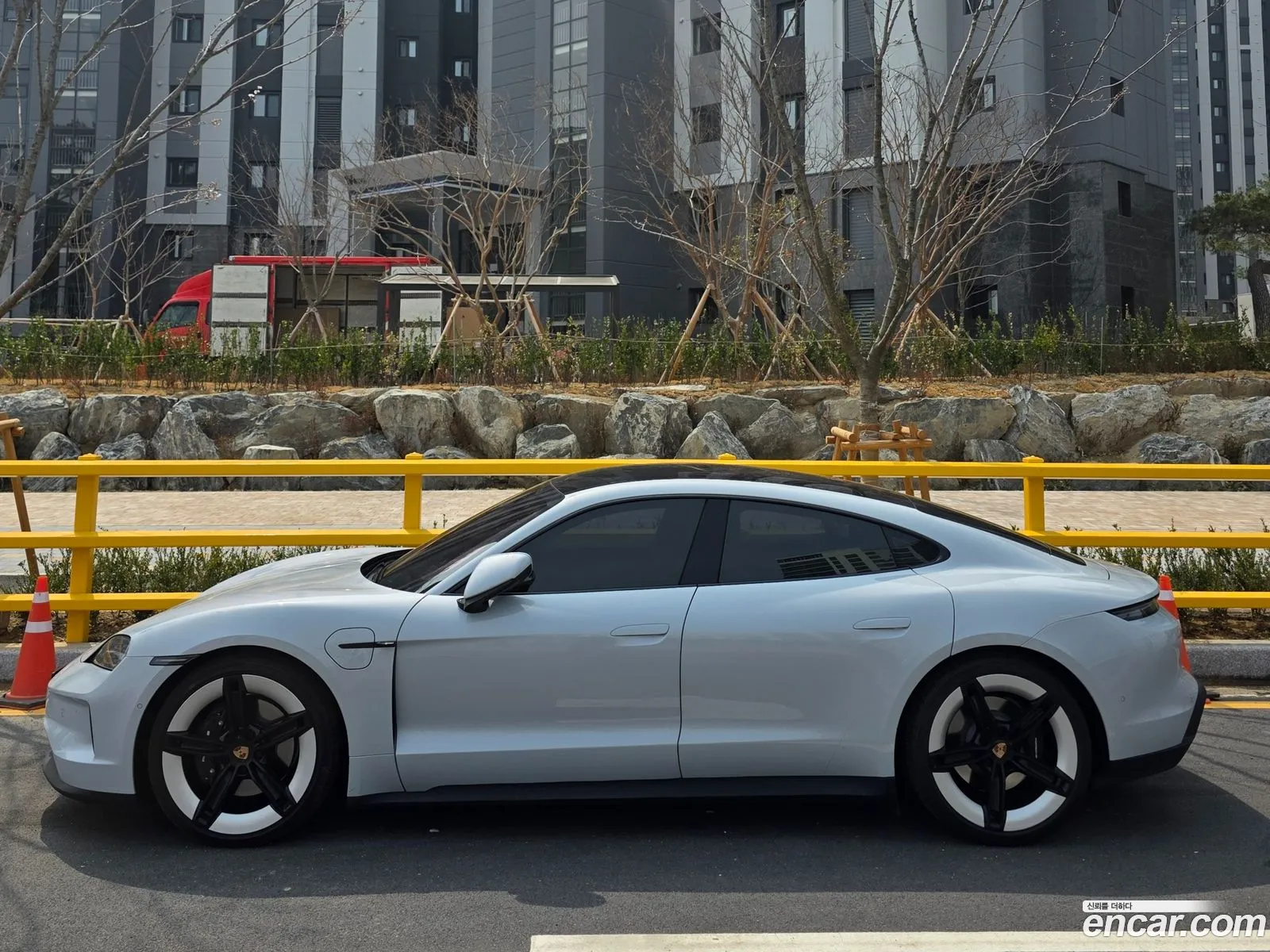 Porsche Taycan 2025 — 4