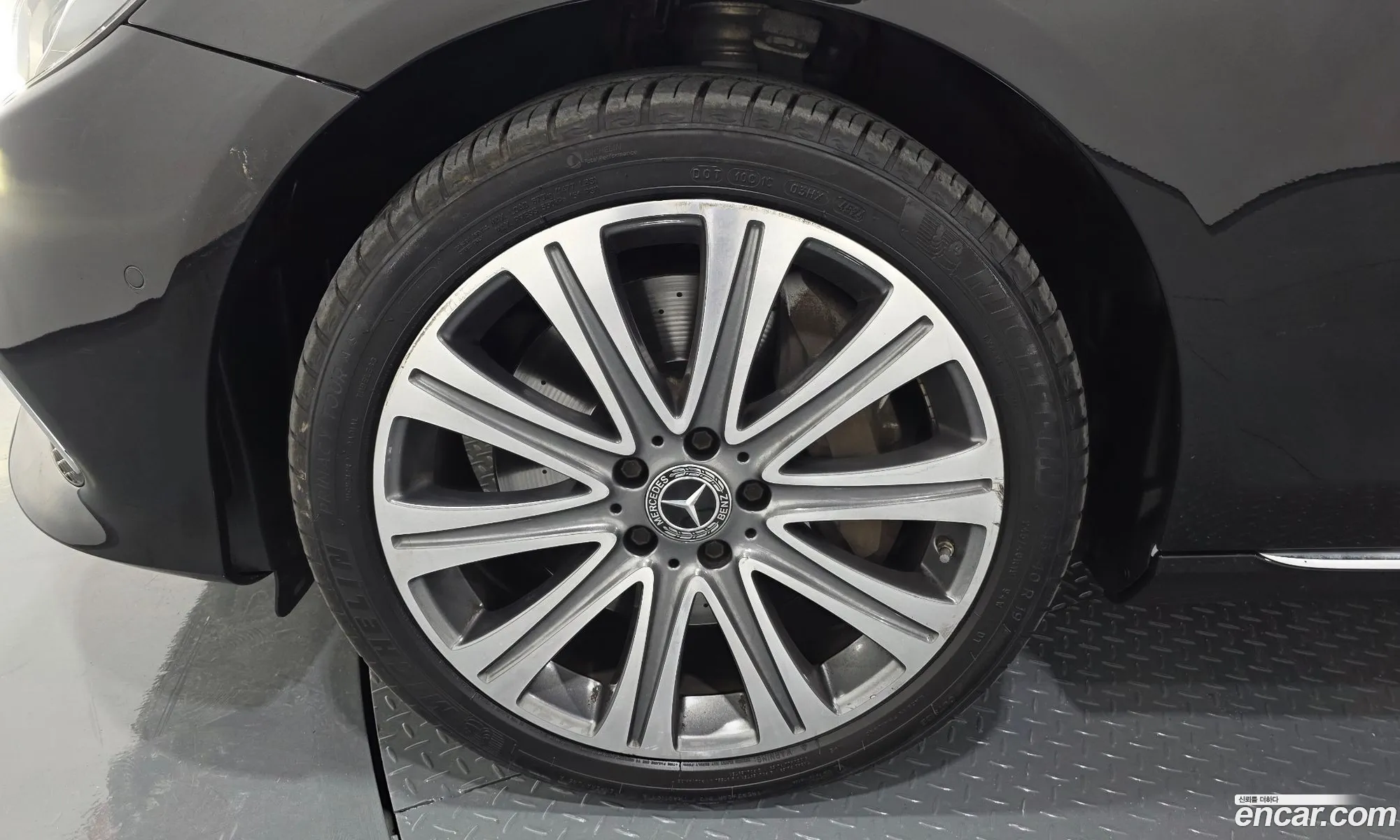 Mercedes-Benz E-Class W213 2019 WDDZF6JB4KA696955 — 16