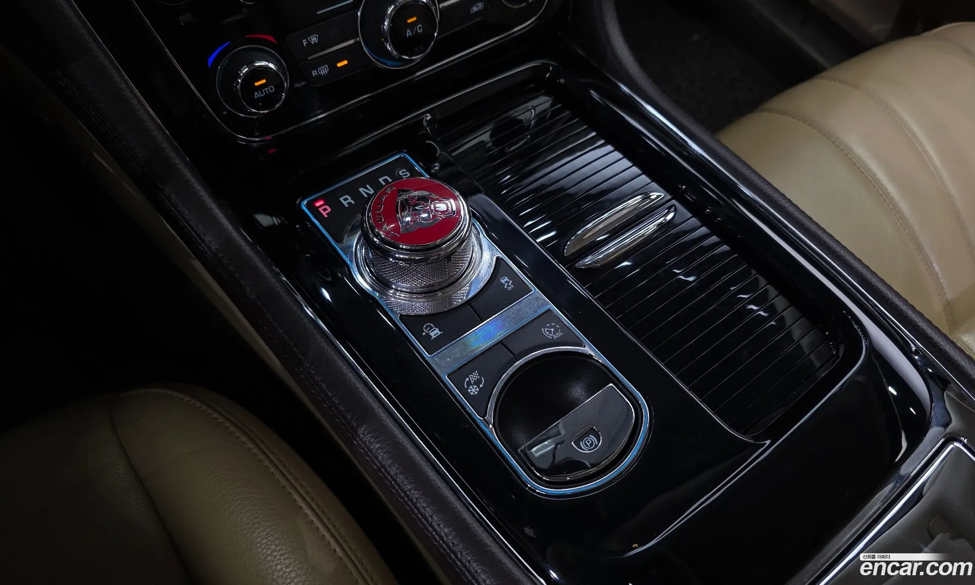 Jaguar XJ 2016 SAJAA10S9GPW01628 — 19