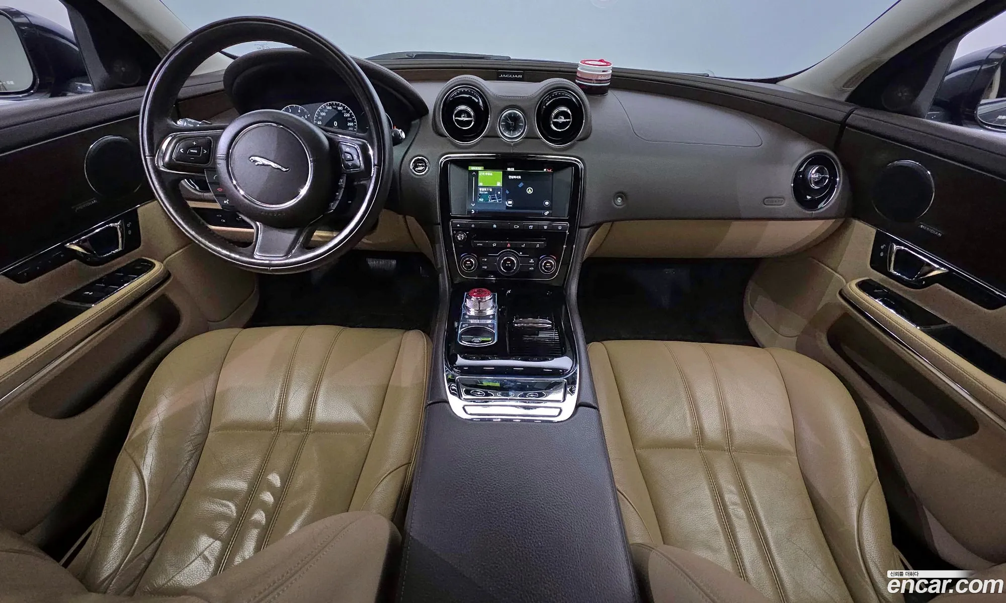 Jaguar XJ 2016 SAJAA10S9GPW01628 — 3