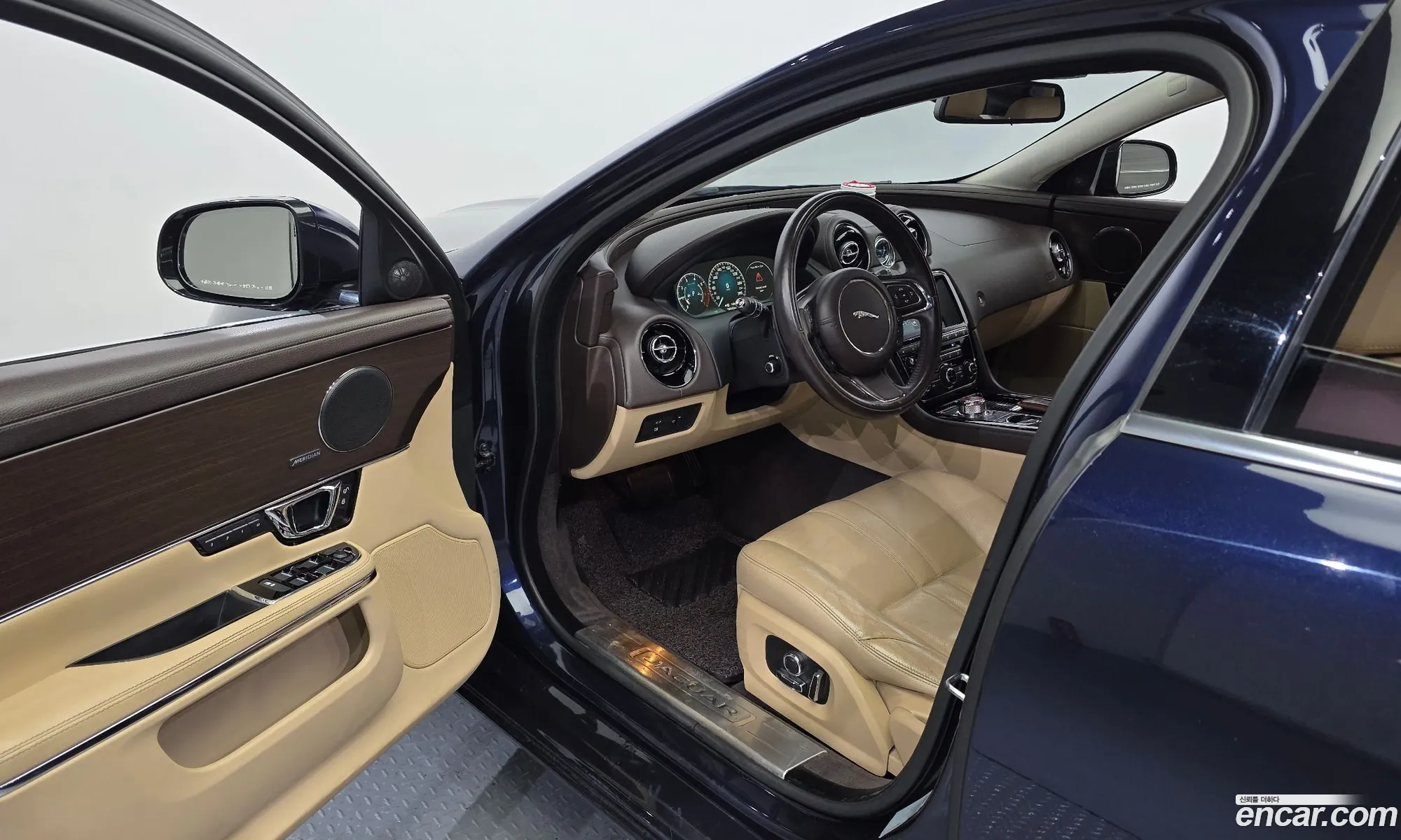 Jaguar XJ 2016 SAJAA10S9GPW01628 — 11
