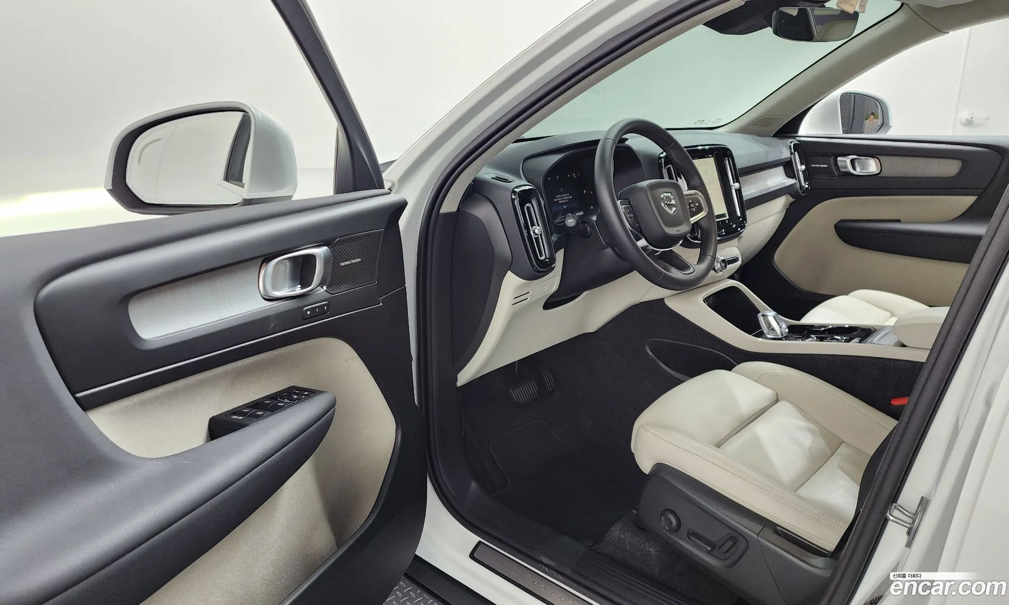 Volvo XC40 2025 YV1XZK924S2552350 — 18