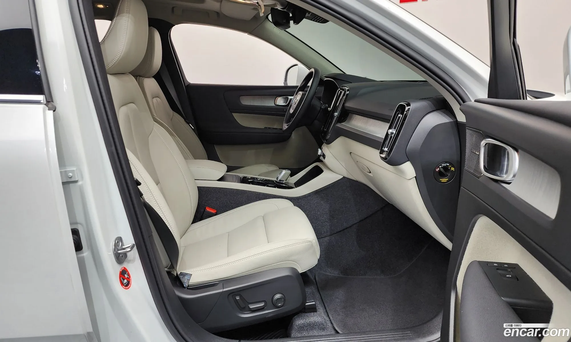 Volvo XC40 2025 YV1XZK924S2552350 — 4