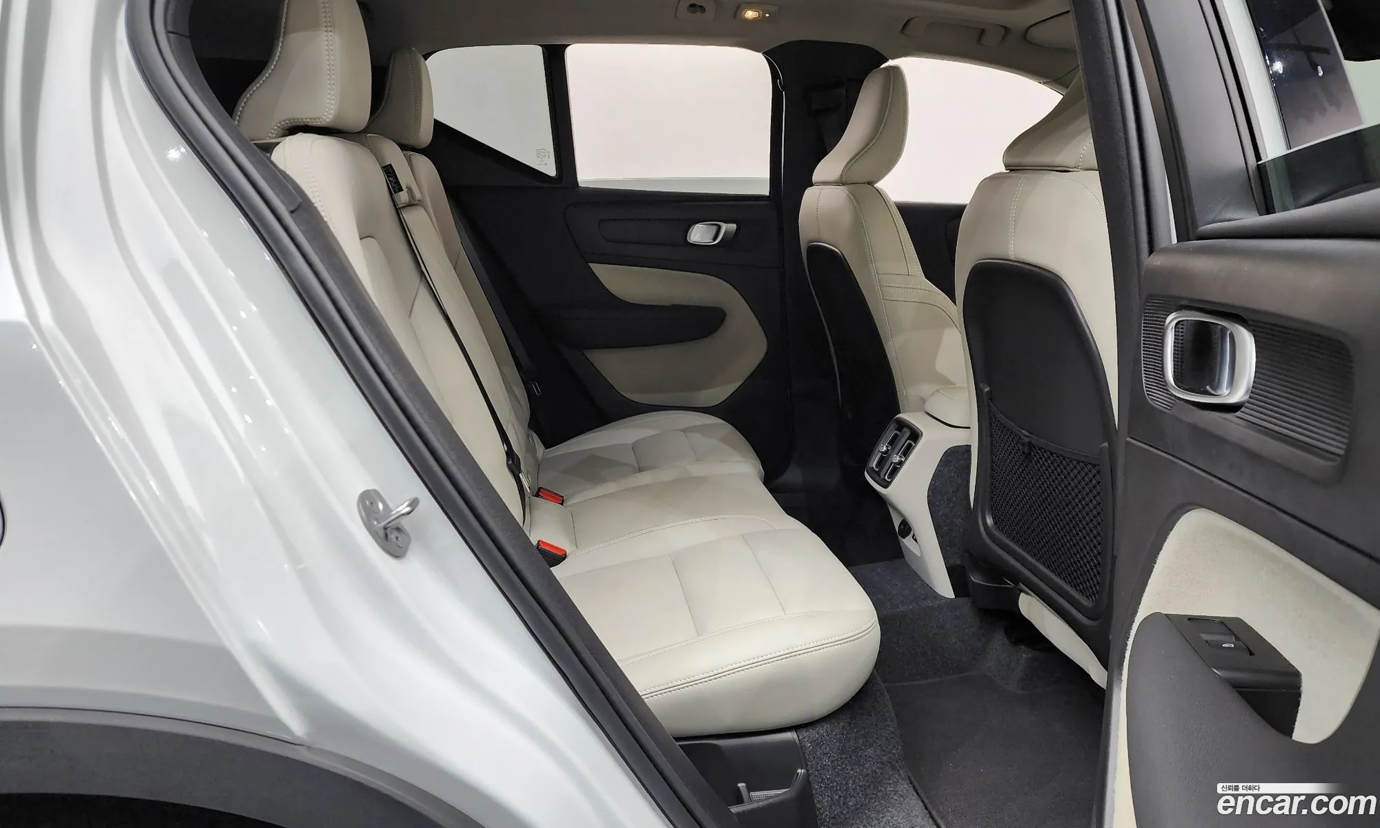 Volvo XC40 2025 YV1XZK924S2552350 — 10