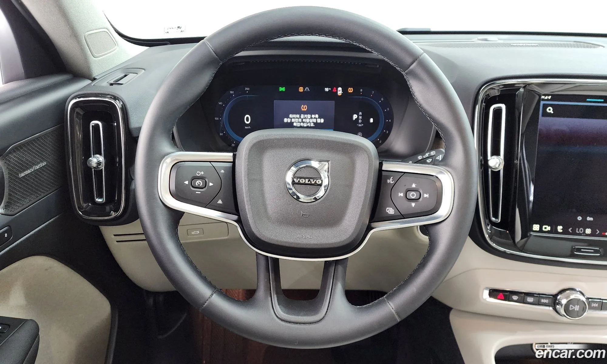Volvo XC40 2025 YV1XZK924S2552350 — 12