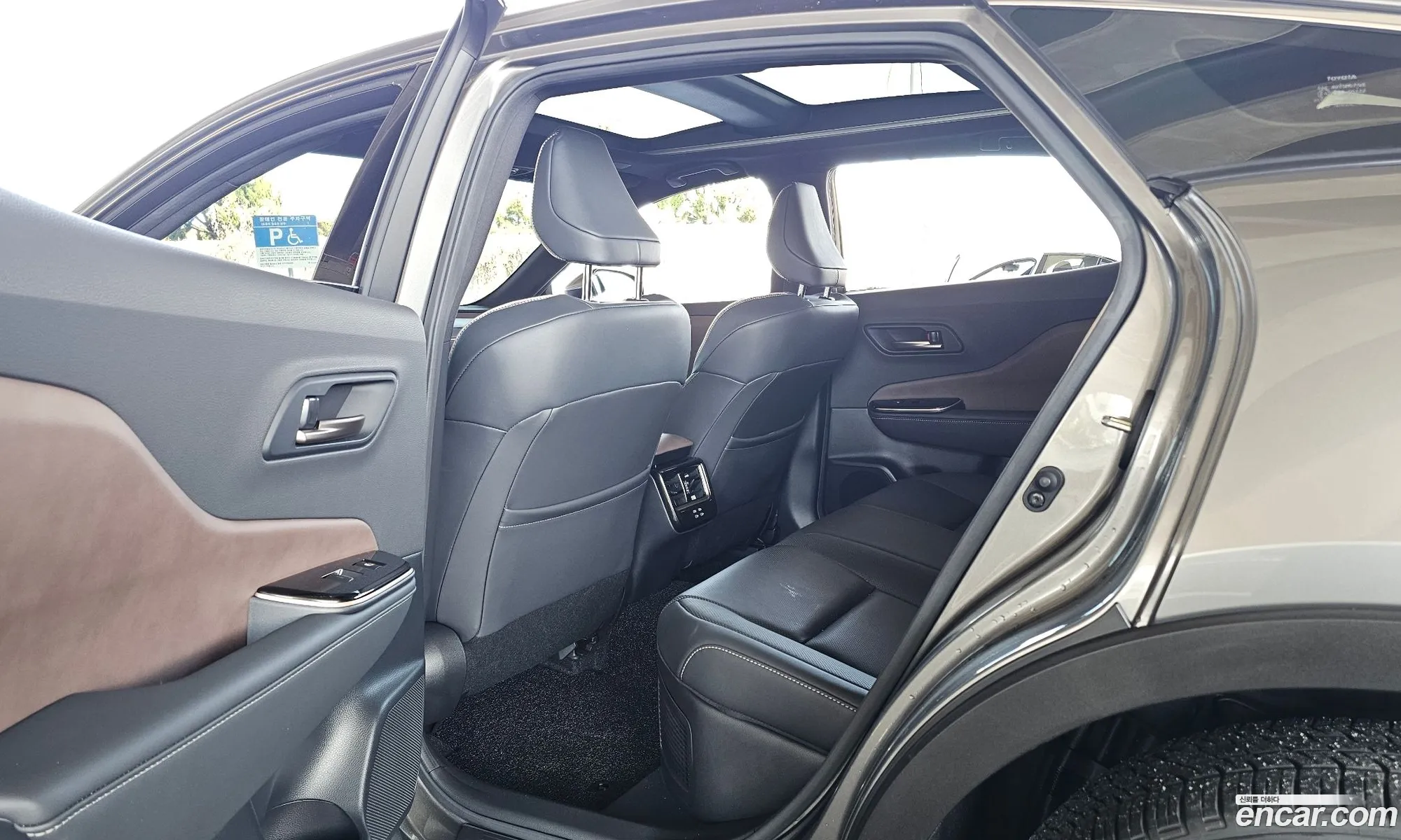 Toyota Crown Crossover 2023 JTDAAAAF6R3020436 — 4