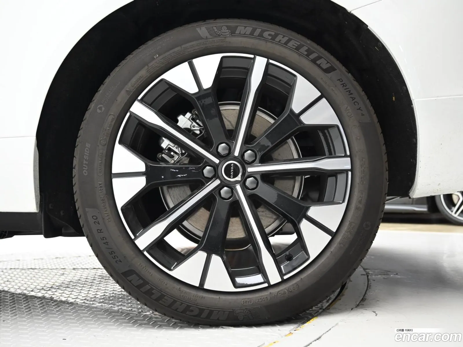 Volvo XC60 2025 — 2