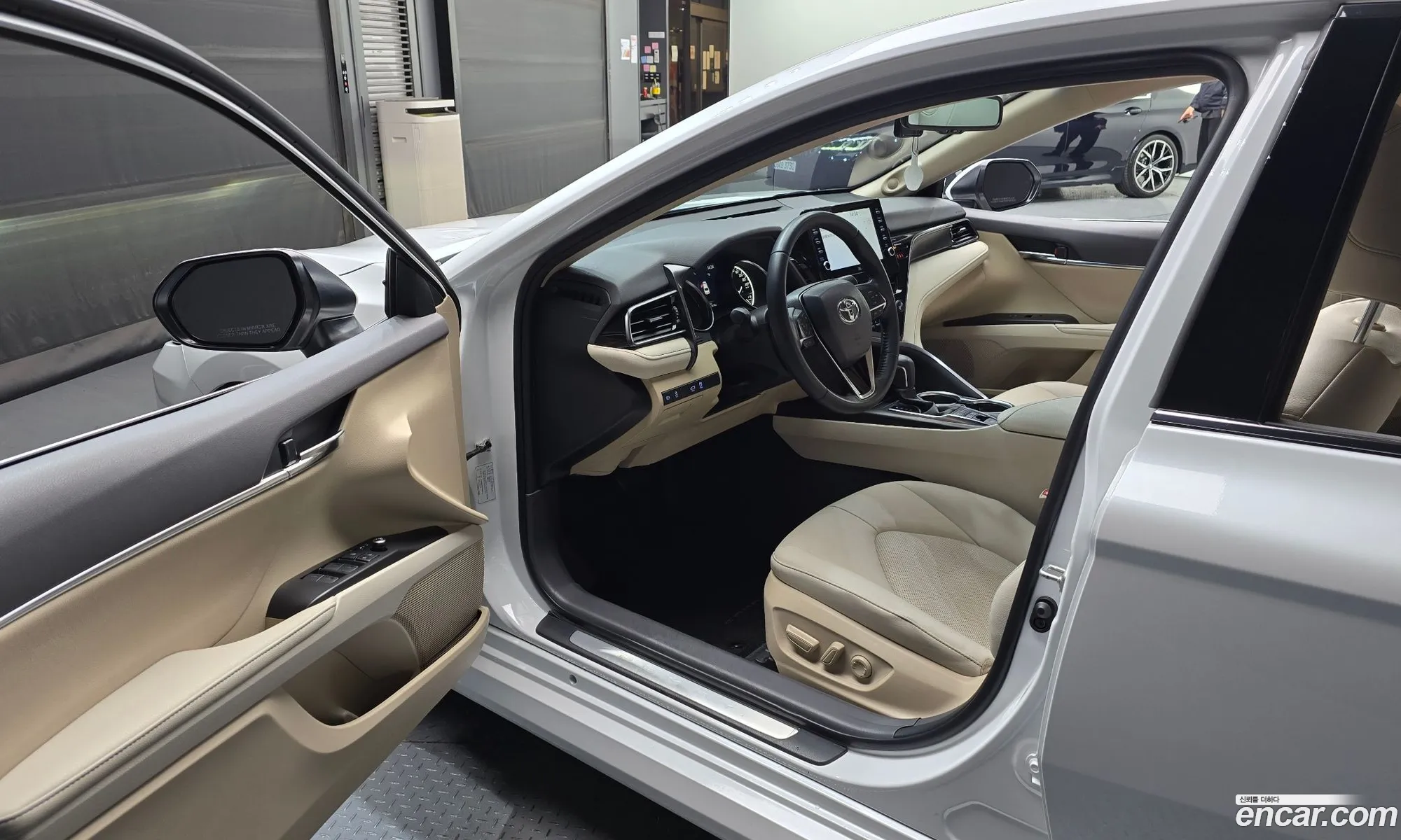 Toyota Camry 2023 — 16
