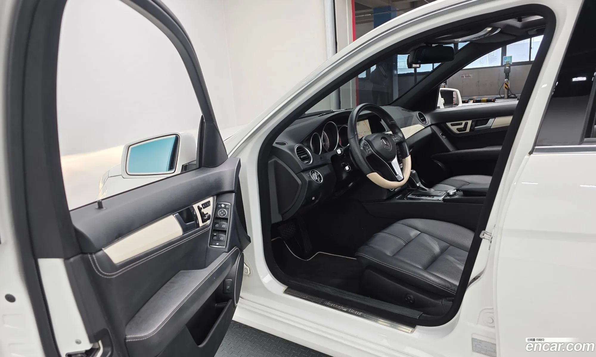 Mercedes-Benz C-Class W204 2013 WDDGF4JB7DA859886 — 4