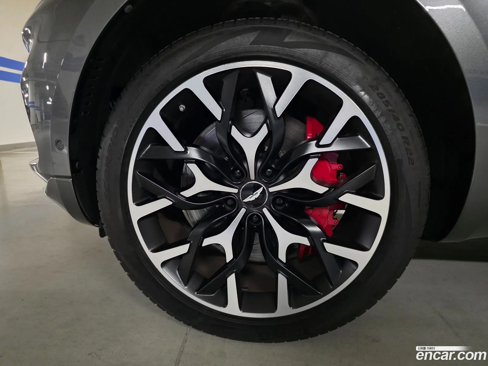 Aston Martin DBX 2021 — 13