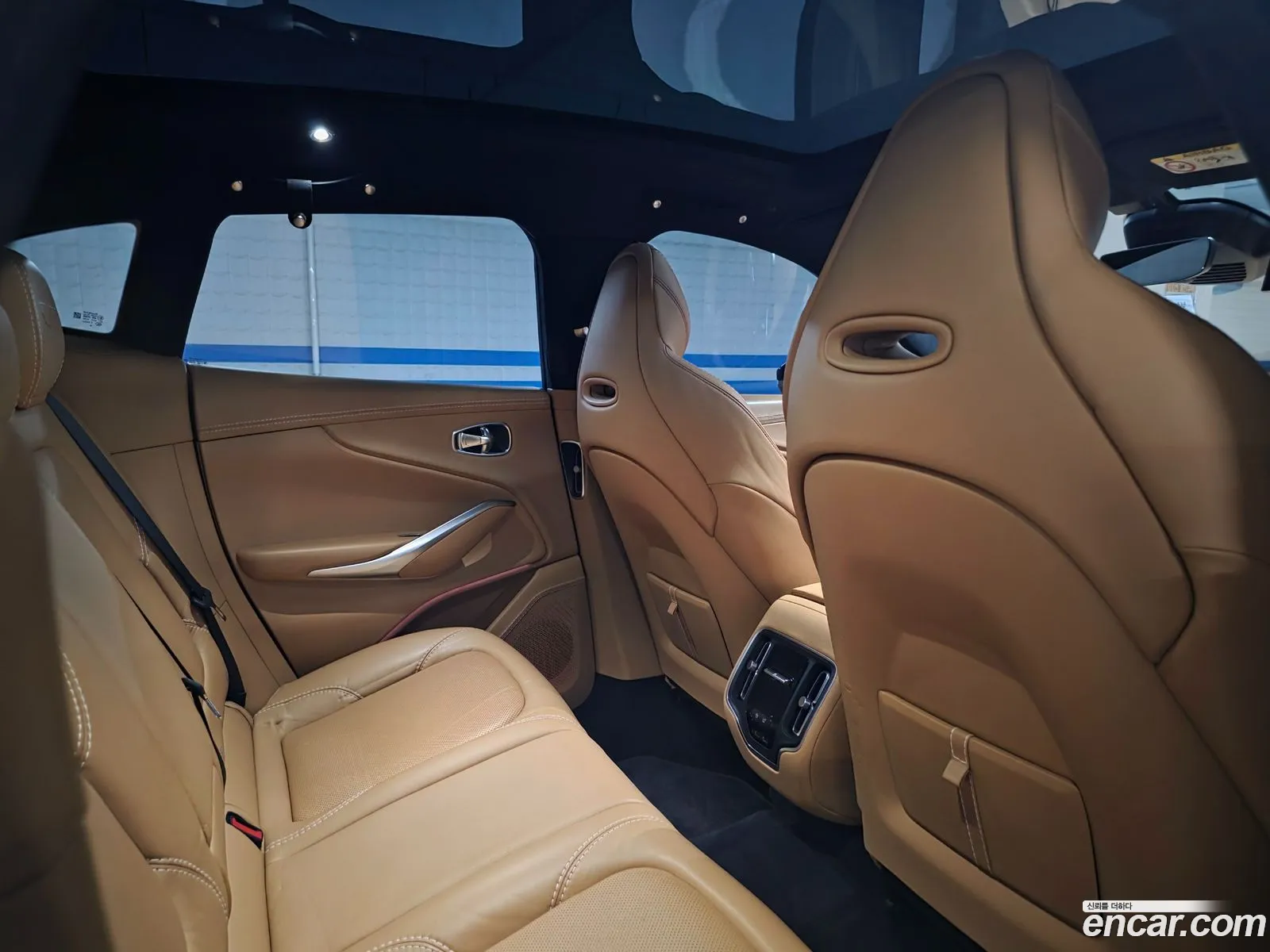 Aston Martin DBX 2021 — 17