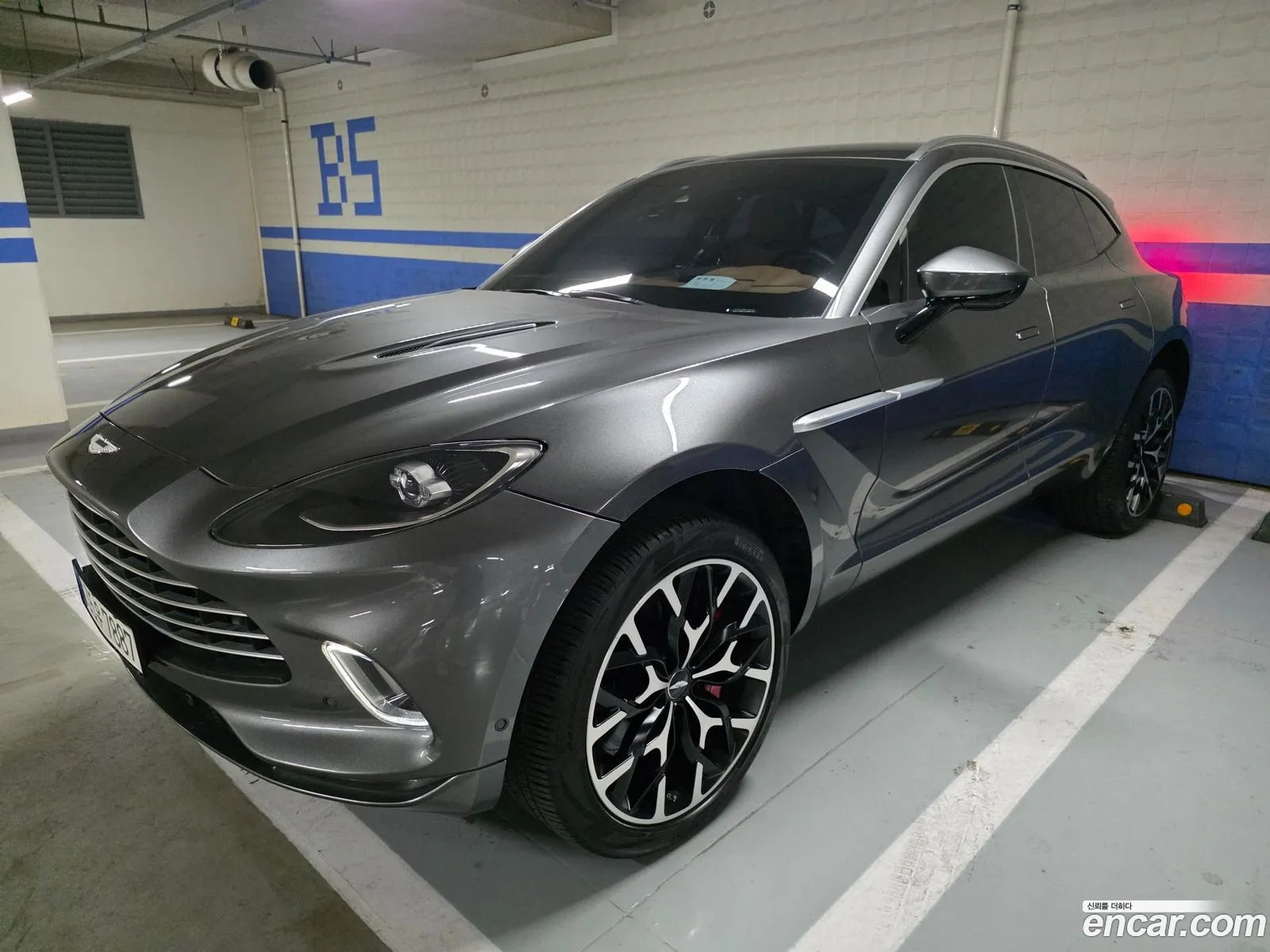 Aston Martin DBX 2021 — 18
