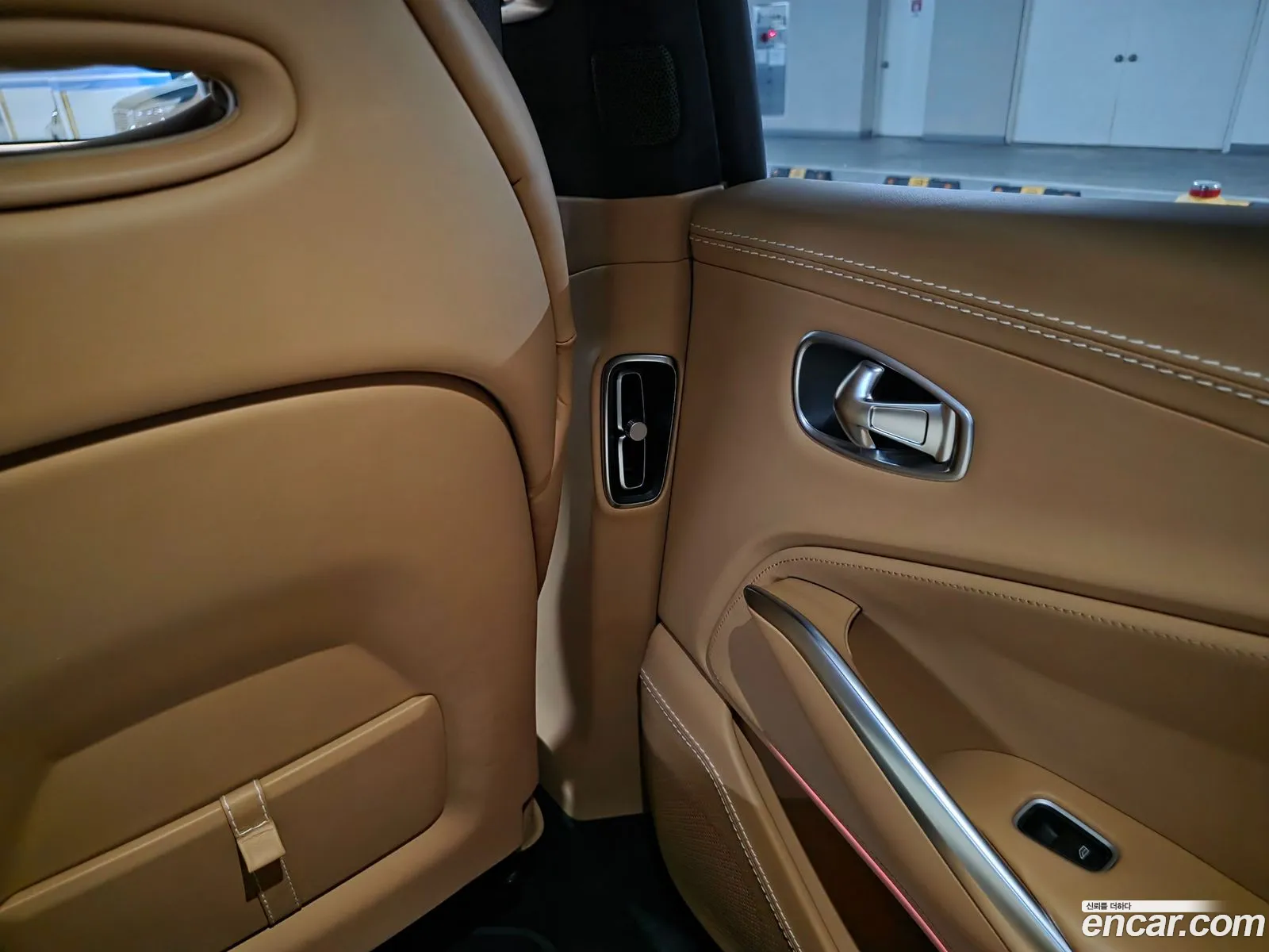 Aston Martin DBX 2021 — 7