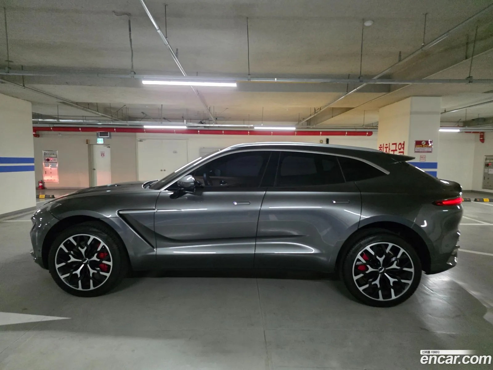 Aston Martin DBX 2021 — 12