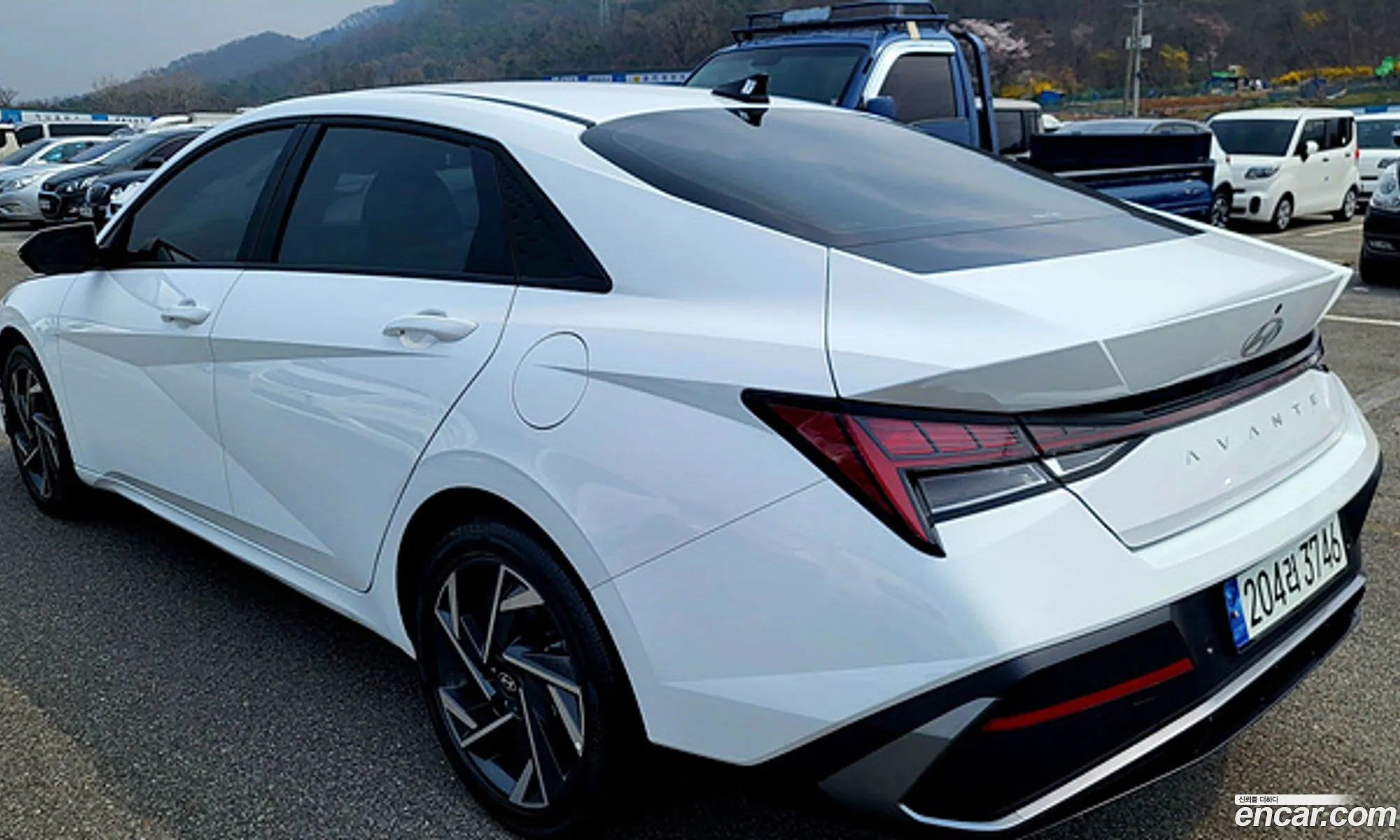 Hyundai Elantra Hybrid 2024 — 12