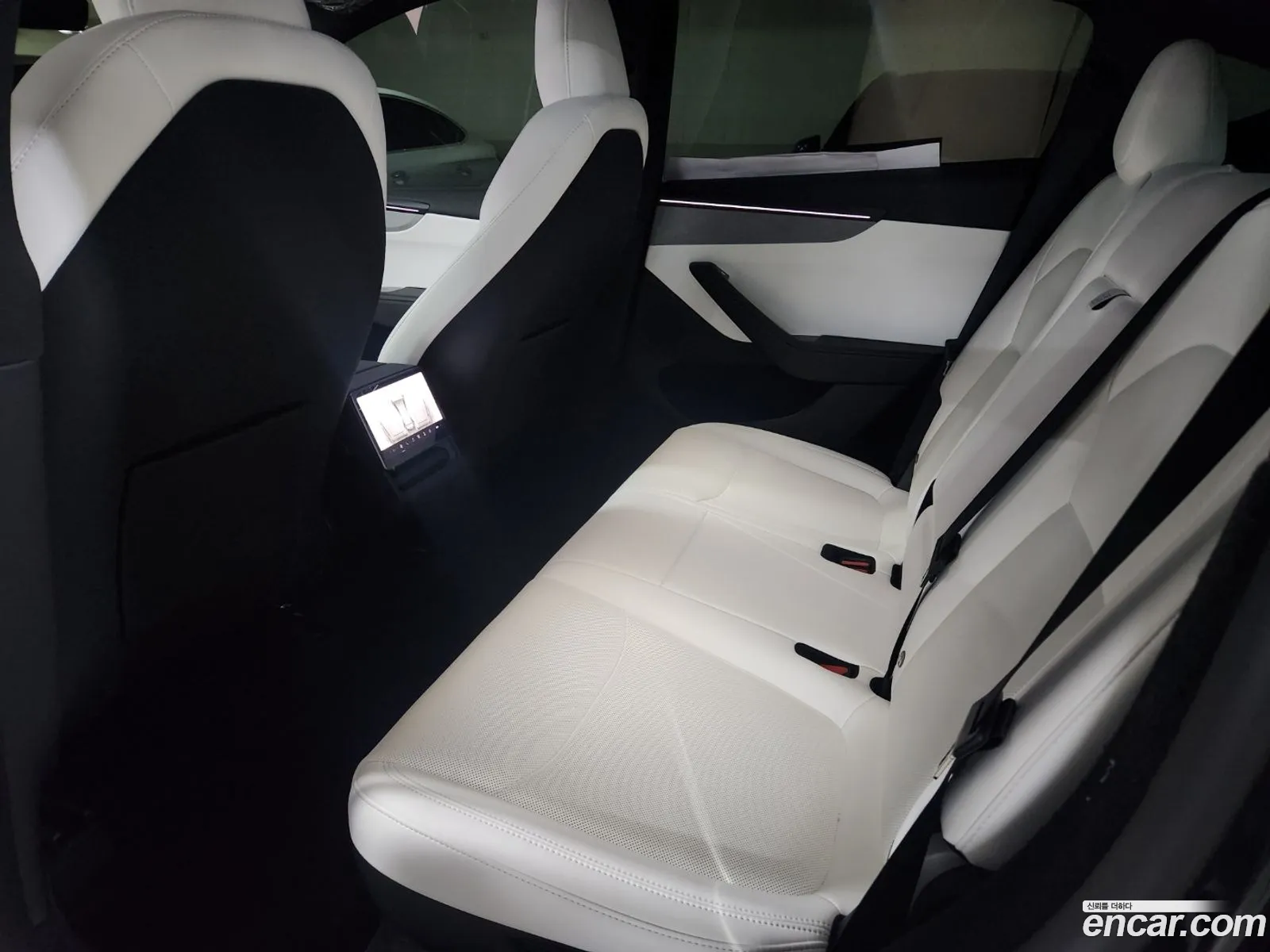 Tesla Model Y 2026 — 10
