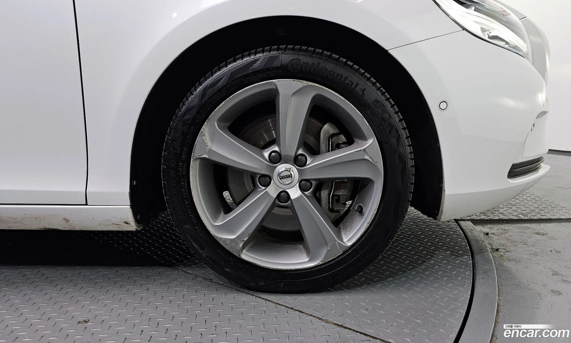 Volvo V40 2017 YV1MV79K0H2412165 — 17
