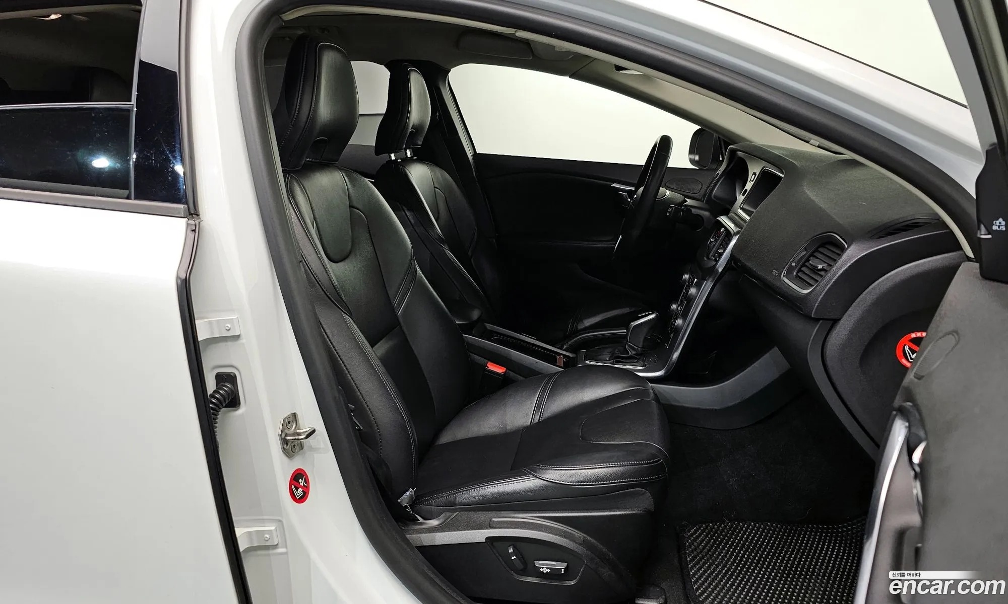 Volvo V40 2017 YV1MV79K0H2412165 — 9