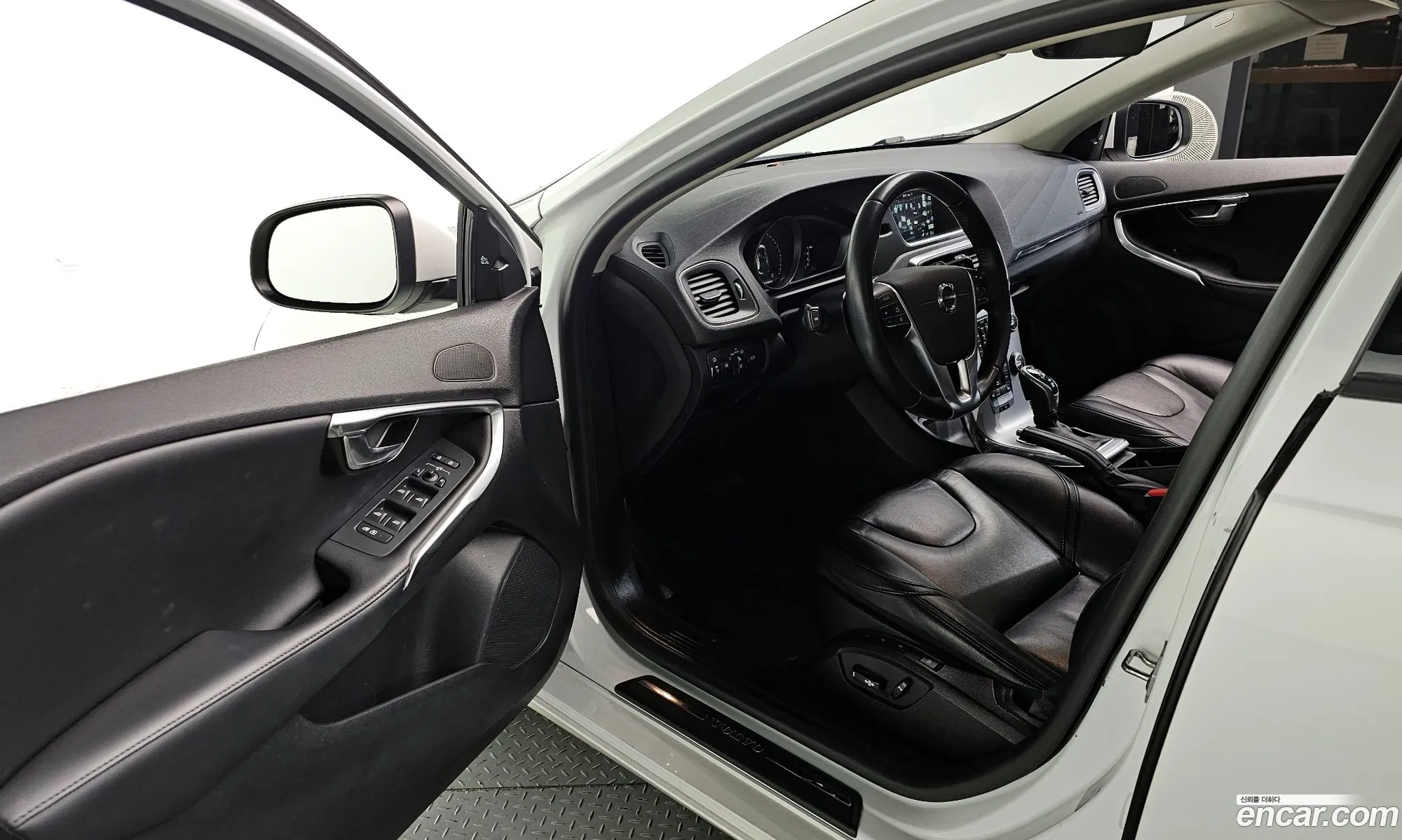Volvo V40 2017 YV1MV79K0H2412165 — 14