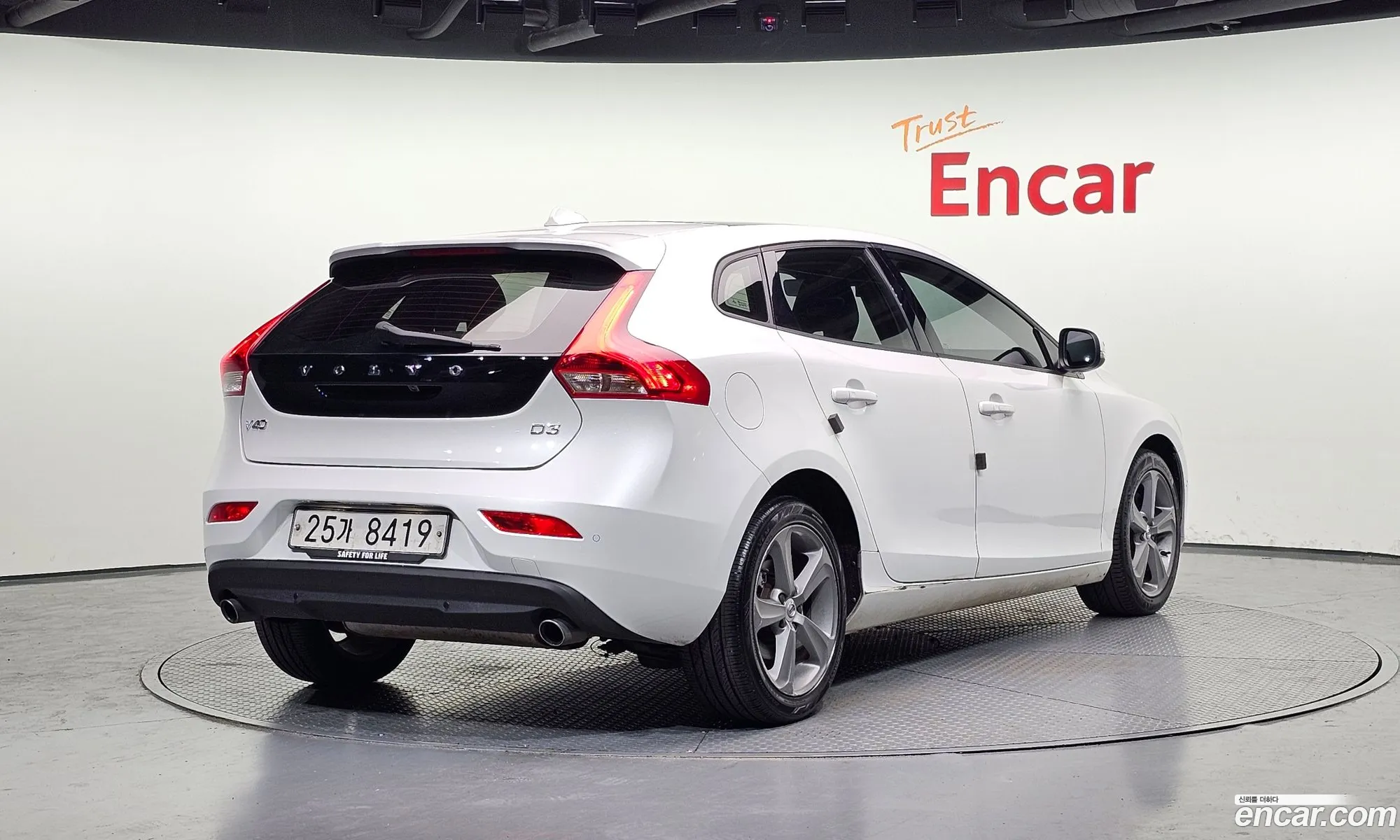 Volvo V40 2017 YV1MV79K0H2412165 — 10